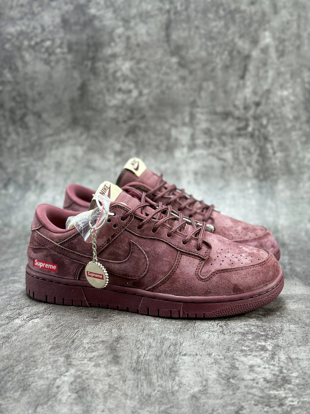 Nike SB Dunk Low x Superme 绒面酒红 DD1988-004