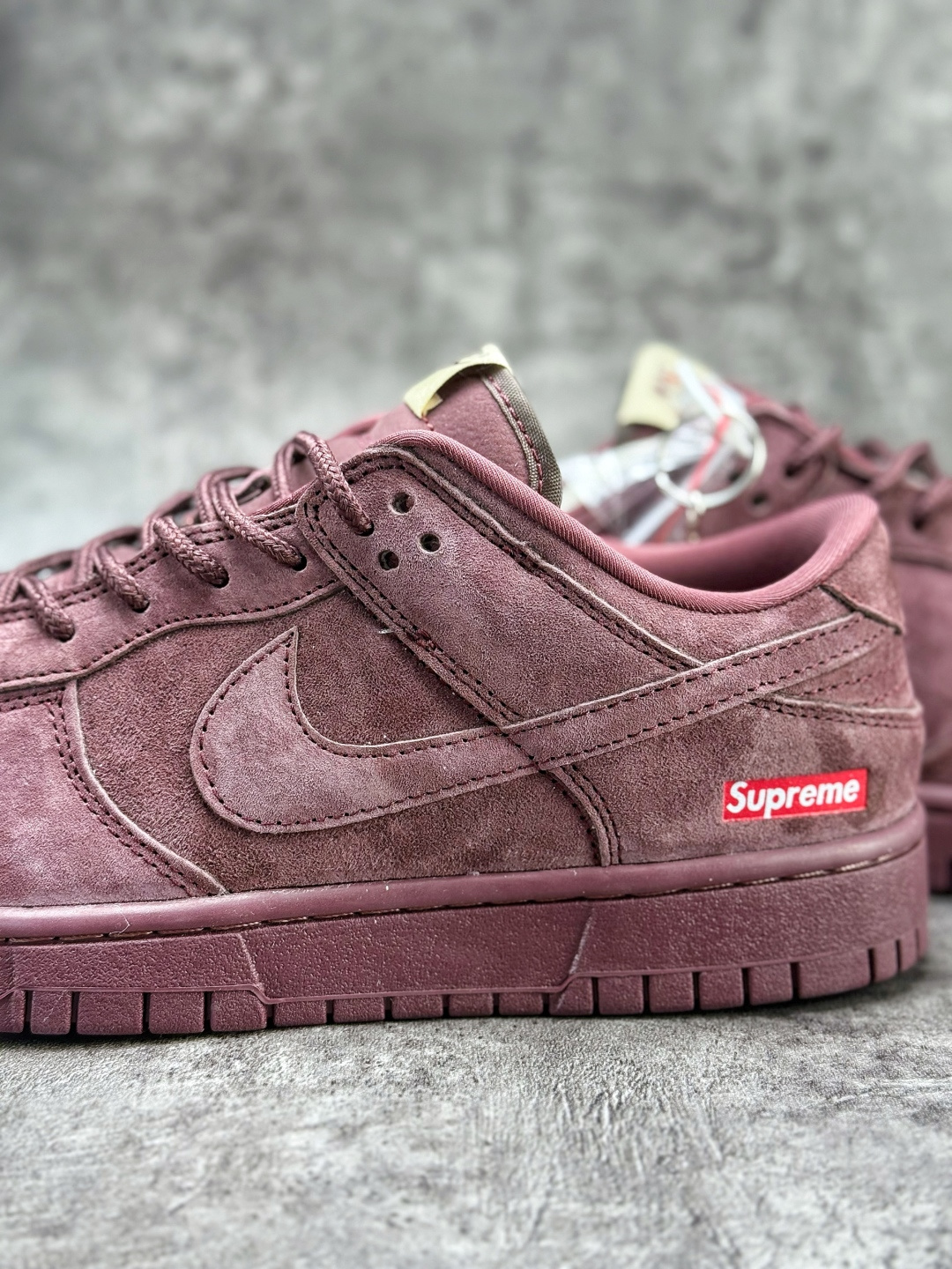 Nike SB Dunk Low x Superme 绒面酒红 DD1988-004
