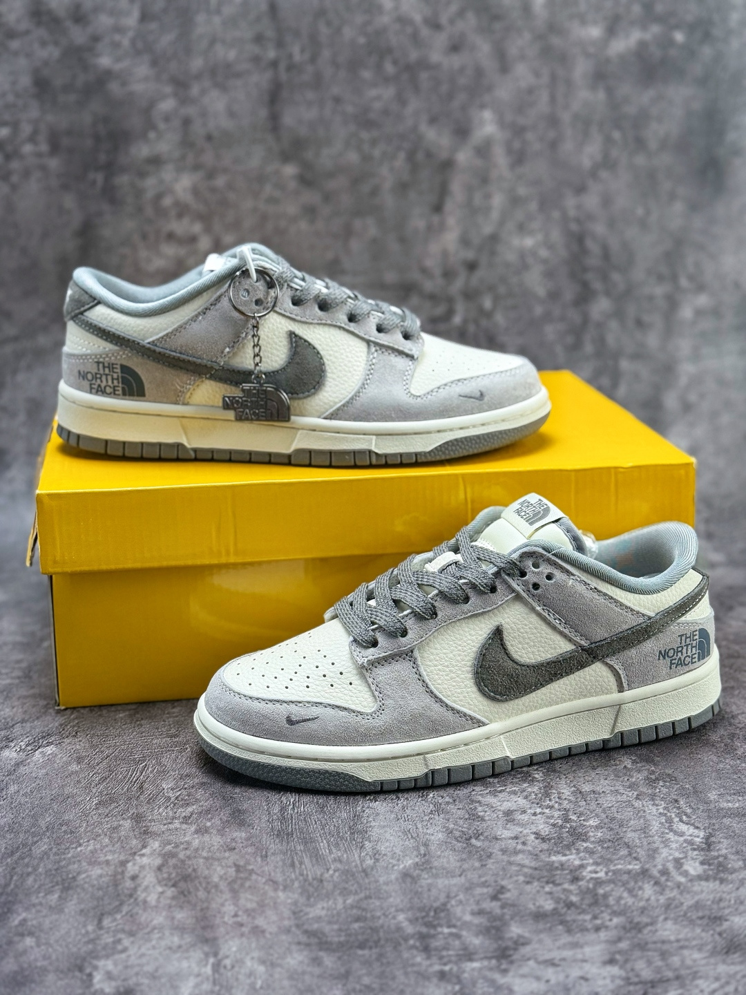 Nike SB Dunk Low x The North Face 灰白小勾满天星 DN3168-008