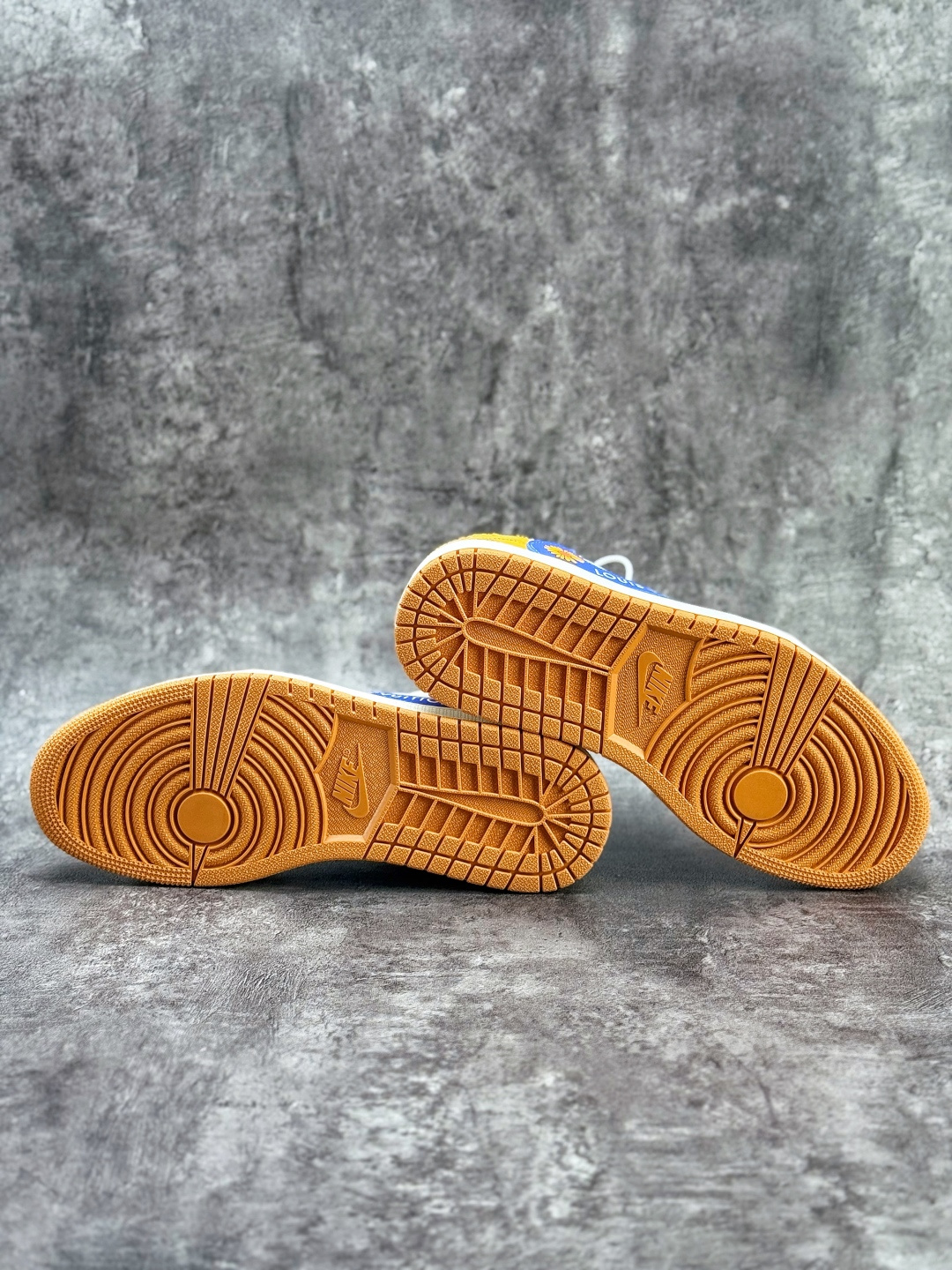 Travis Scott x Nike Air Jordan 1 Low x Louis Vuitton Air Jordan 1 Low 反转黄白蓝小勾倒钩 纯原版本 DZ2688-001