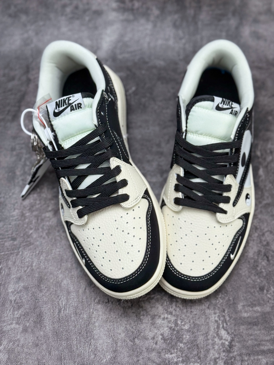 Travis Scott x Nike Air Jordan 1 Low 十字架八卦 Air Jordan 1 Low 反转黑白小勾倒钩 纯原版本 DD7866-104