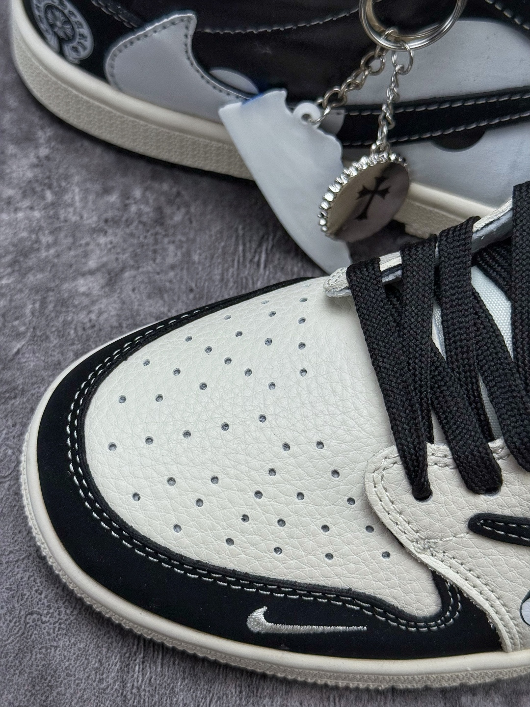 Travis Scott x Nike Air Jordan 1 Low 十字架八卦 Air Jordan 1 Low 反转黑白小勾倒钩 纯原版本 DD7866-104