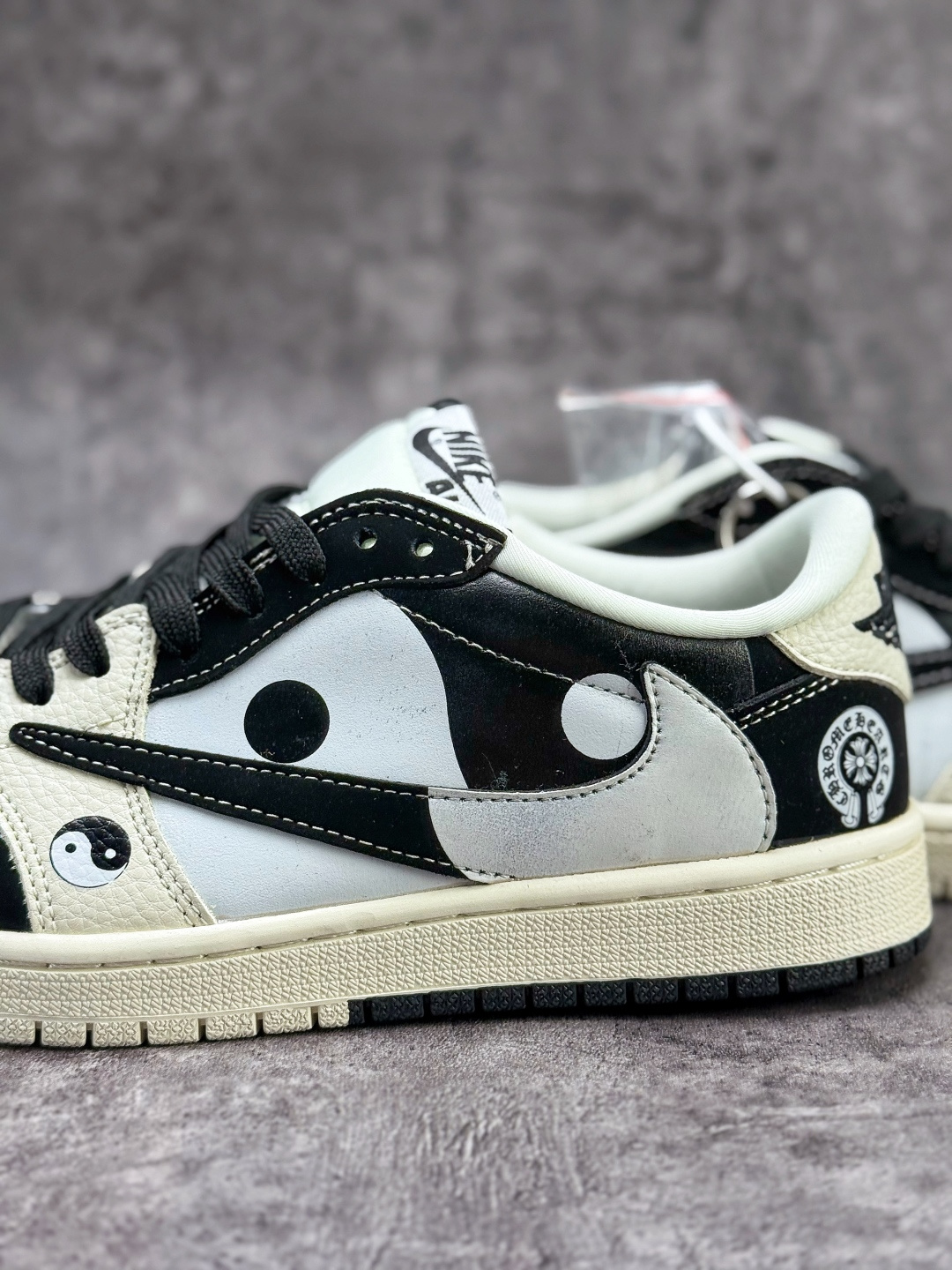 Travis Scott x Nike Air Jordan 1 Low 十字架八卦 Air Jordan 1 Low 反转黑白小勾倒钩 纯原版本 DD7866-104