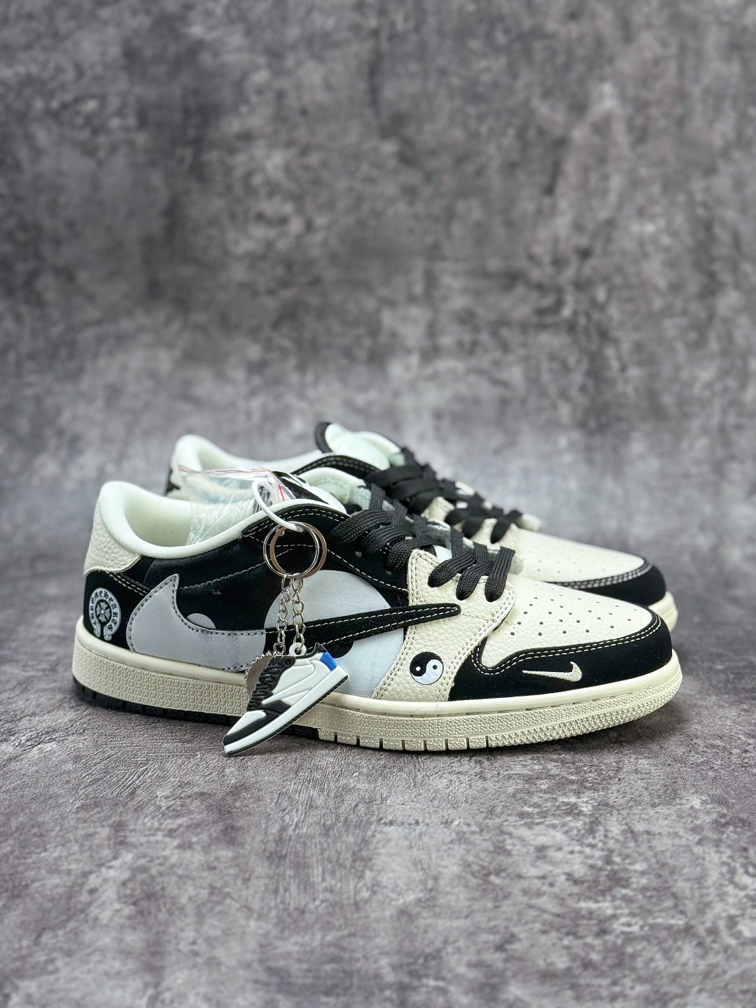 Travis Scott x Nike Air Jordan 1 Low 十字架八卦 Air Jordan 1 Low 反转黑白小勾倒钩 纯原版本 DD7866-104