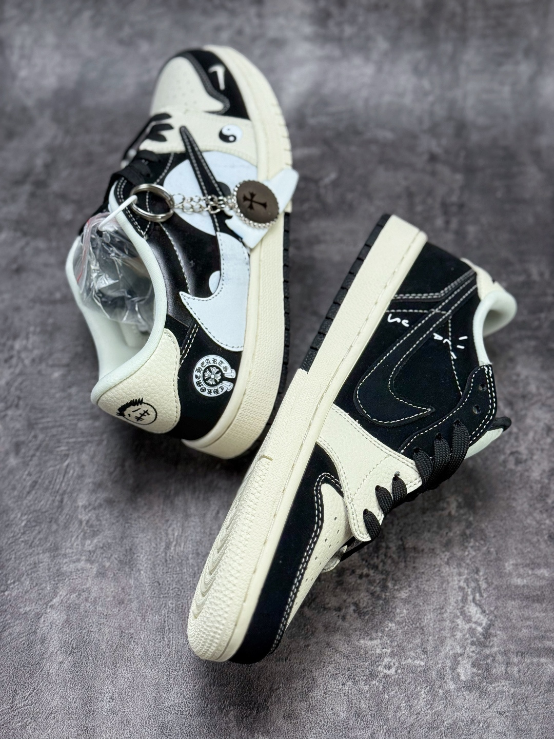Travis Scott x Nike Air Jordan 1 Low 十字架八卦 Air Jordan 1 Low 反转黑白小勾倒钩 纯原版本 DD7866-104