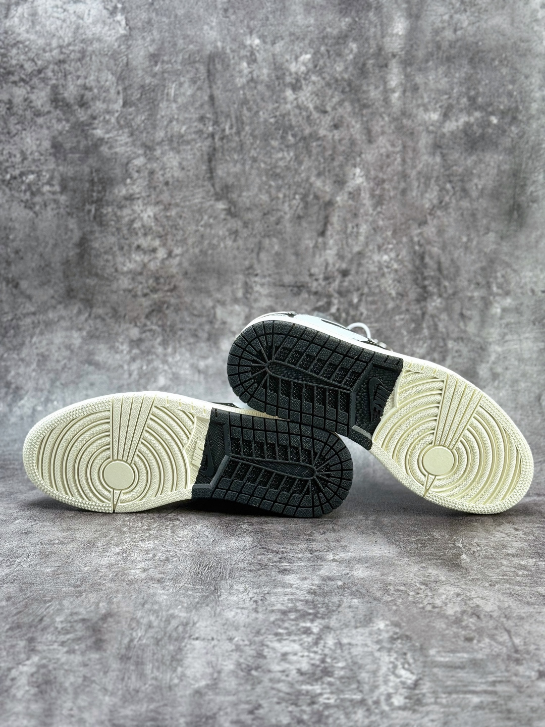 Travis Scott x Nike Air Jordan 1 Low 十字架八卦 Air Jordan 1 Low 反转黑白小勾倒钩 纯原版本 DD7866-104