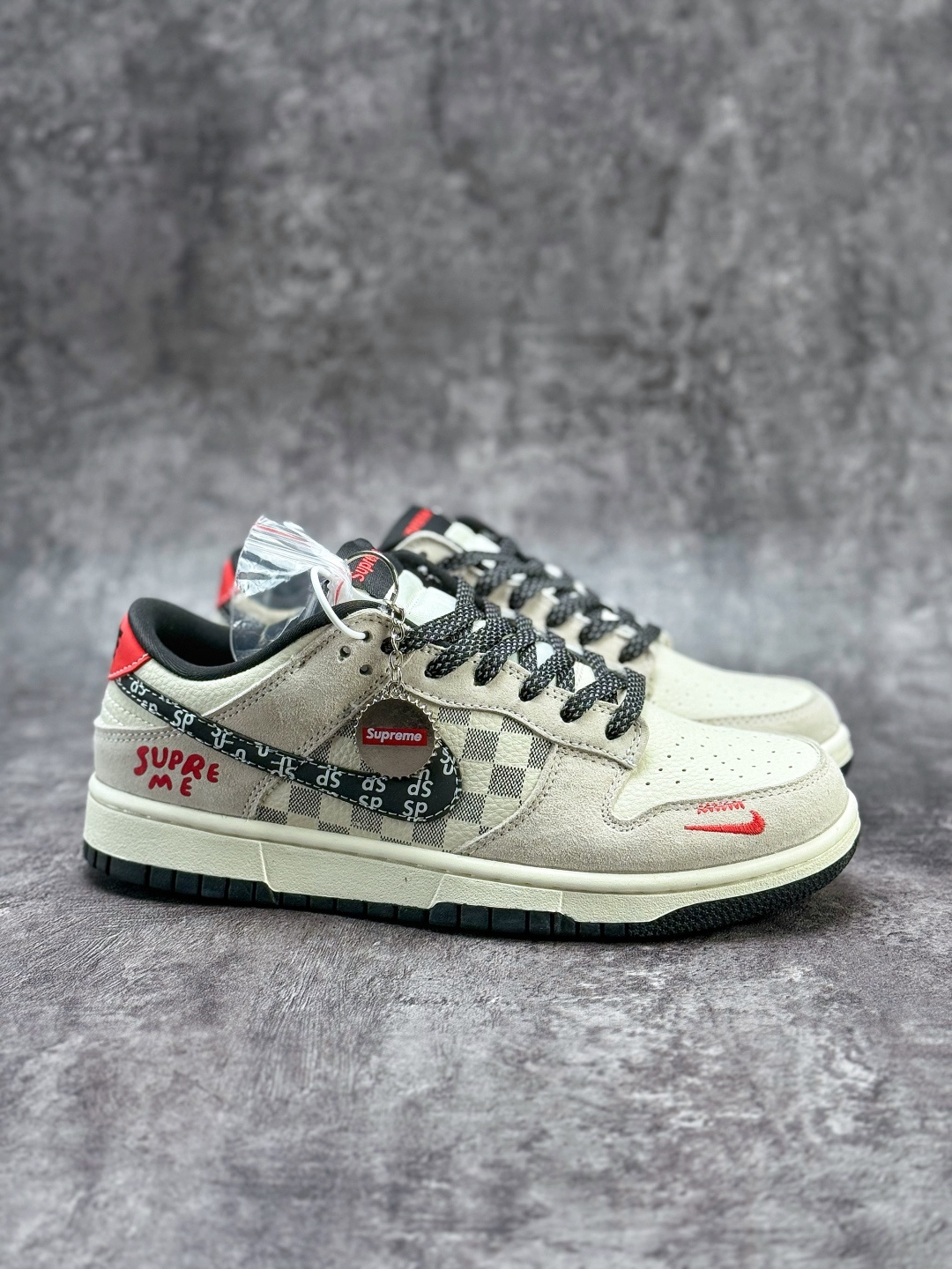 Nike SB Dunk Low x Superme 灰白黑小勾满天星 纯原大厂出品 极力推荐 SD8888-007-莆田鞋,莆田鞋货源,高仿鞋,高仿鞋货源,安福档口,莆田高仿鞋,莆田鞋批发,高仿鞋批发,莆田高仿运动鞋,高仿运动鞋,莆田运动鞋 Nike SB Dunk Low x Superme 灰白黑小勾满天星 纯原大厂出品 极力推荐 SD8888-007