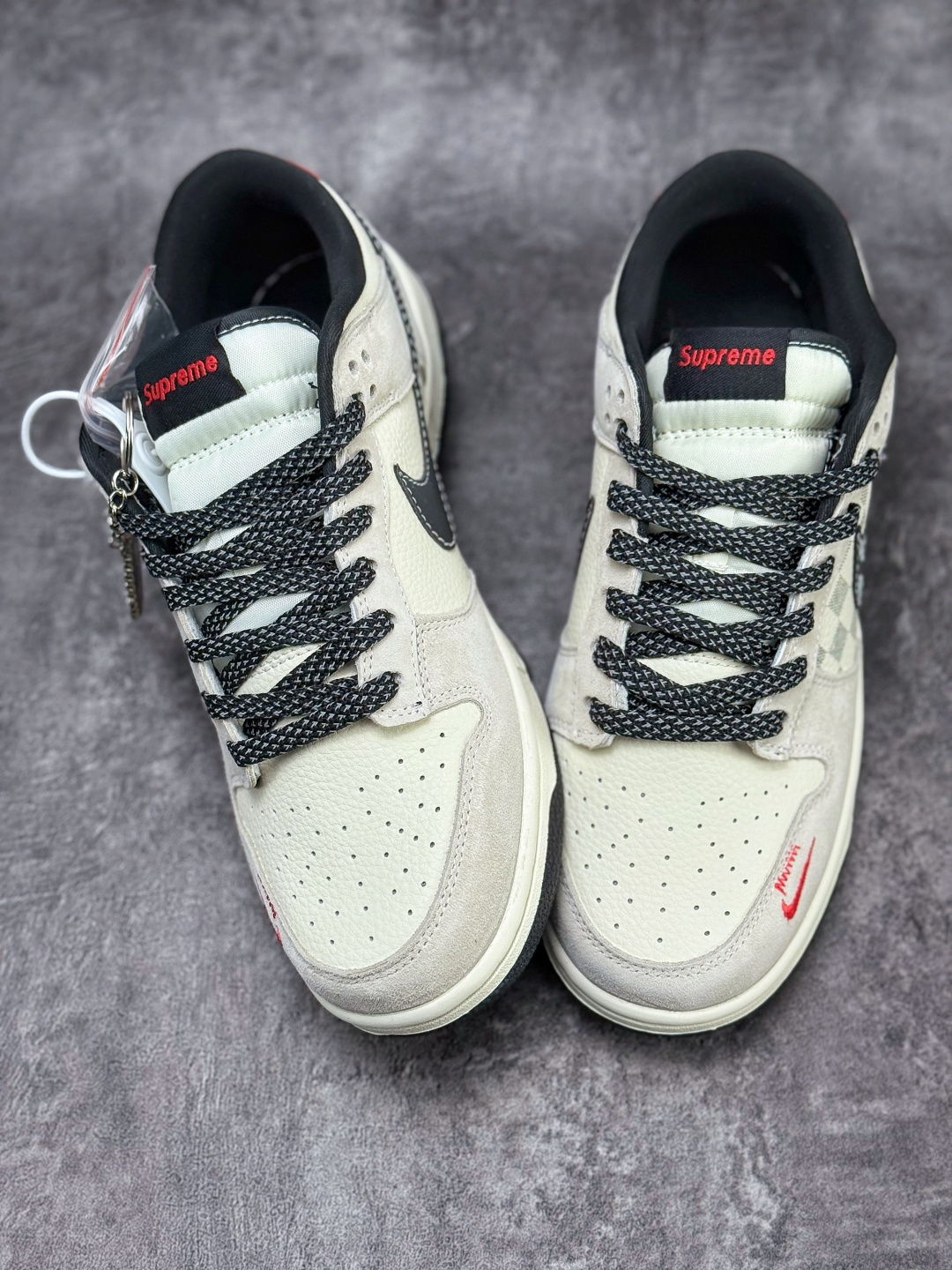 Nike SB Dunk Low x Superme 灰白黑小勾满天星 纯原大厂出品 极力推荐 SD8888-007-莆田鞋,莆田鞋货源,高仿鞋,高仿鞋货源,安福档口,莆田高仿鞋,莆田鞋批发,高仿鞋批发,莆田高仿运动鞋,高仿运动鞋,莆田运动鞋 Nike SB Dunk Low x Superme 灰白黑小勾满天星 纯原大厂出品 极力推荐 SD8888-007