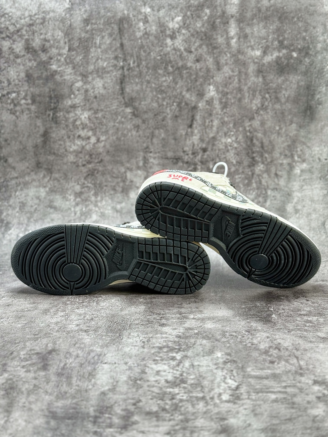 Nike SB Dunk Low x Superme 灰白黑小勾满天星 纯原大厂出品 极力推荐 SD8888-007-莆田鞋,莆田鞋货源,高仿鞋,高仿鞋货源,安福档口,莆田高仿鞋,莆田鞋批发,高仿鞋批发,莆田高仿运动鞋,高仿运动鞋,莆田运动鞋 Nike SB Dunk Low x Superme 灰白黑小勾满天星 纯原大厂出品 极力推荐 SD8888-007