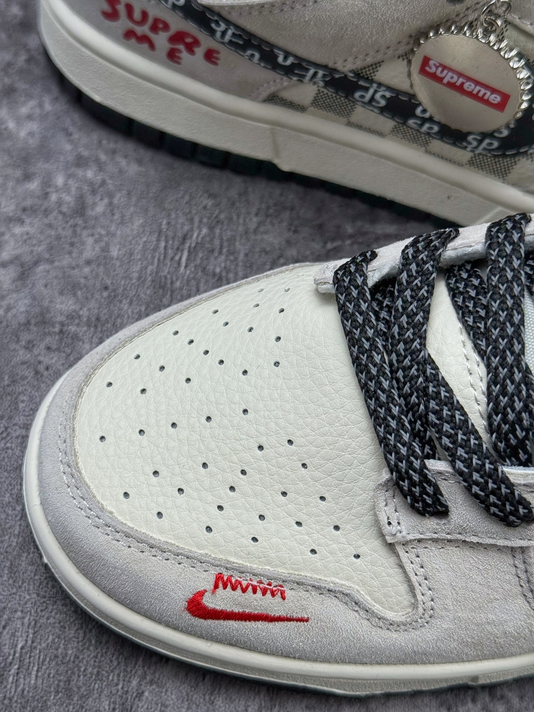 Nike SB Dunk Low x Superme 灰白黑小勾满天星 纯原大厂出品 极力推荐 SD8888-007-莆田鞋,莆田鞋货源,高仿鞋,高仿鞋货源,安福档口,莆田高仿鞋,莆田鞋批发,高仿鞋批发,莆田高仿运动鞋,高仿运动鞋,莆田运动鞋 Nike SB Dunk Low x Superme 灰白黑小勾满天星 纯原大厂出品 极力推荐 SD8888-007