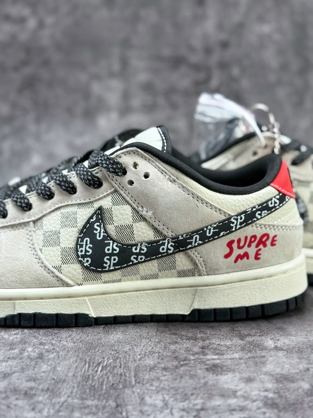 Nike SB Dunk Low x Superme 灰白黑小勾满天星 纯原大厂出品 极力推荐 SD8888-007-莆田鞋,莆田鞋货源,高仿鞋,高仿鞋货源,安福档口,莆田高仿鞋,莆田鞋批发,高仿鞋批发,莆田高仿运动鞋,高仿运动鞋,莆田运动鞋 Nike SB Dunk Low x Superme 灰白黑小勾满天星 纯原大厂出品 极力推荐 SD8888-007