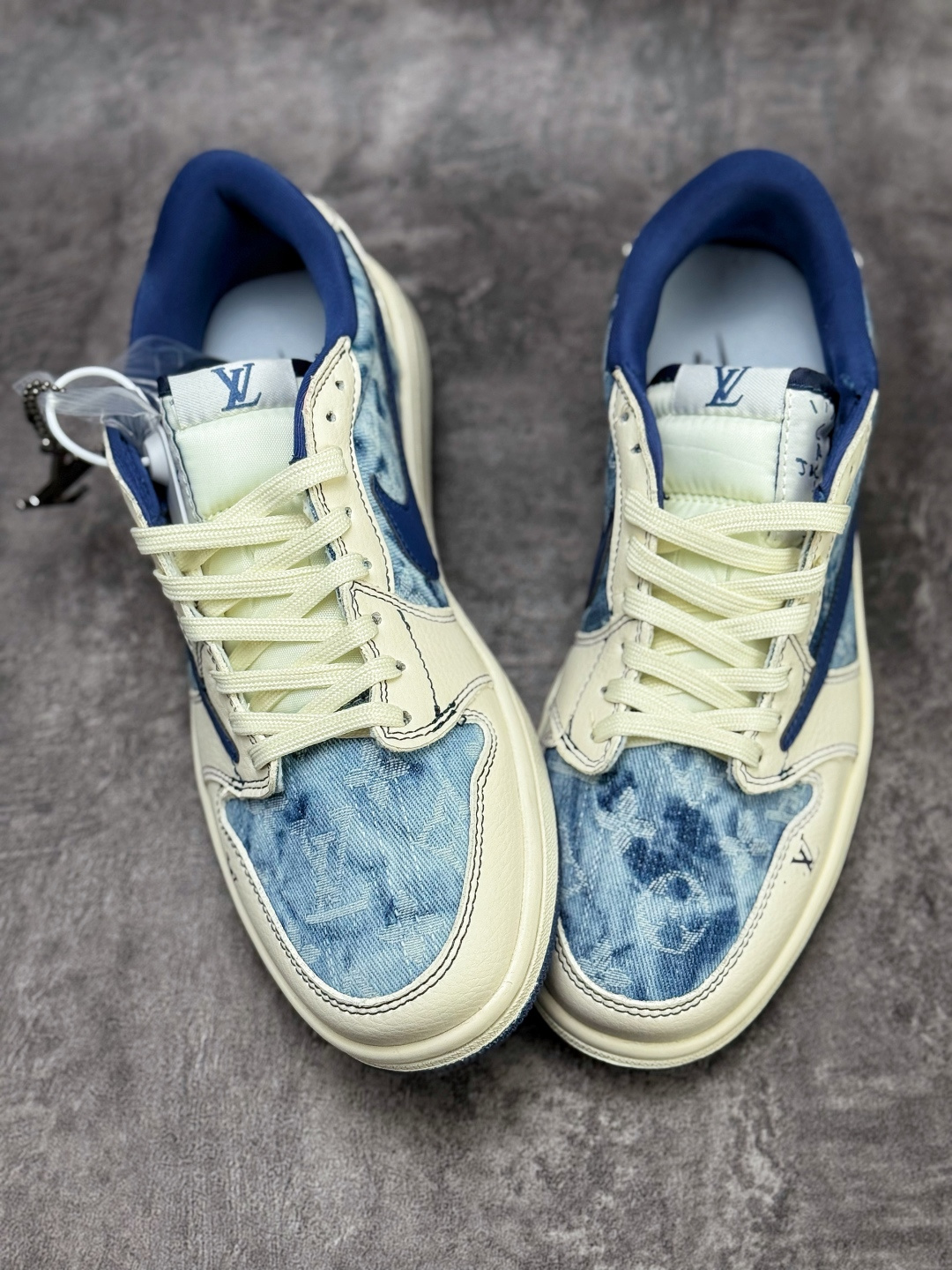 Travis Scott x Nike Air Jordan 1 Low x Louis Vuitton Air Jordan 1 Low 反转白蓝牛仔倒钩 纯原版本 LD2028-046-莆田鞋,莆田鞋货源,高仿鞋,高仿鞋货源,安福档口,莆田高仿鞋,莆田鞋批发,高仿鞋批发,莆田高仿运动鞋,高仿运动鞋,莆田运动鞋 Travis Scott x Nike Air Jordan 1 Low x Louis Vuitton Air Jordan 1 Low 反转白蓝牛仔倒钩 纯原版本 LD2028-046