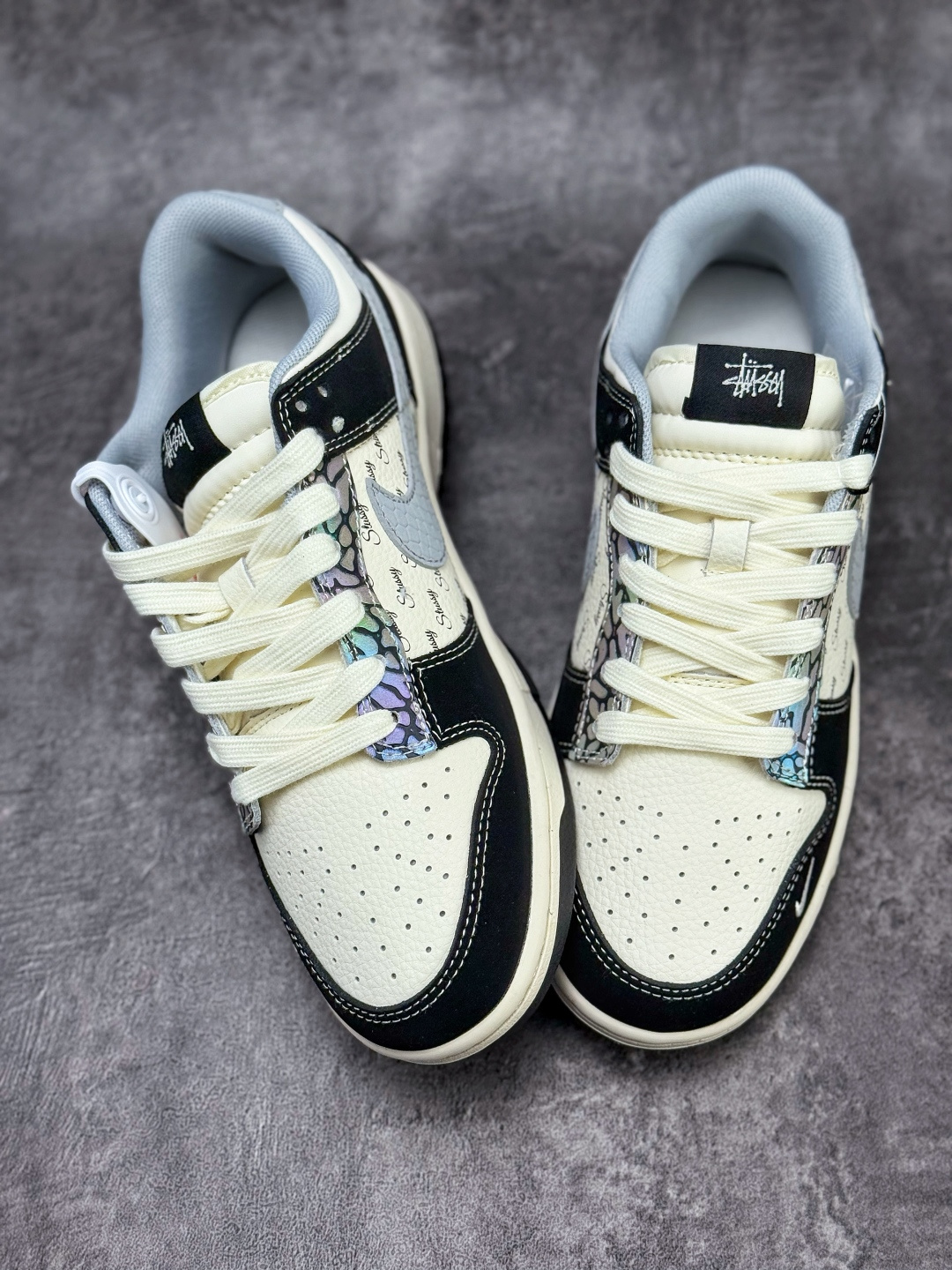 Nike SB Dunk Low x Stussy 黑白小勾 XS6089-635-莆田鞋,莆田鞋货源,高仿鞋,高仿鞋货源,安福档口,莆田高仿鞋,莆田鞋批发,高仿鞋批发,莆田高仿运动鞋,高仿运动鞋,莆田运动鞋 Nike SB Dunk Low x Stussy 黑白小勾 XS6089-635