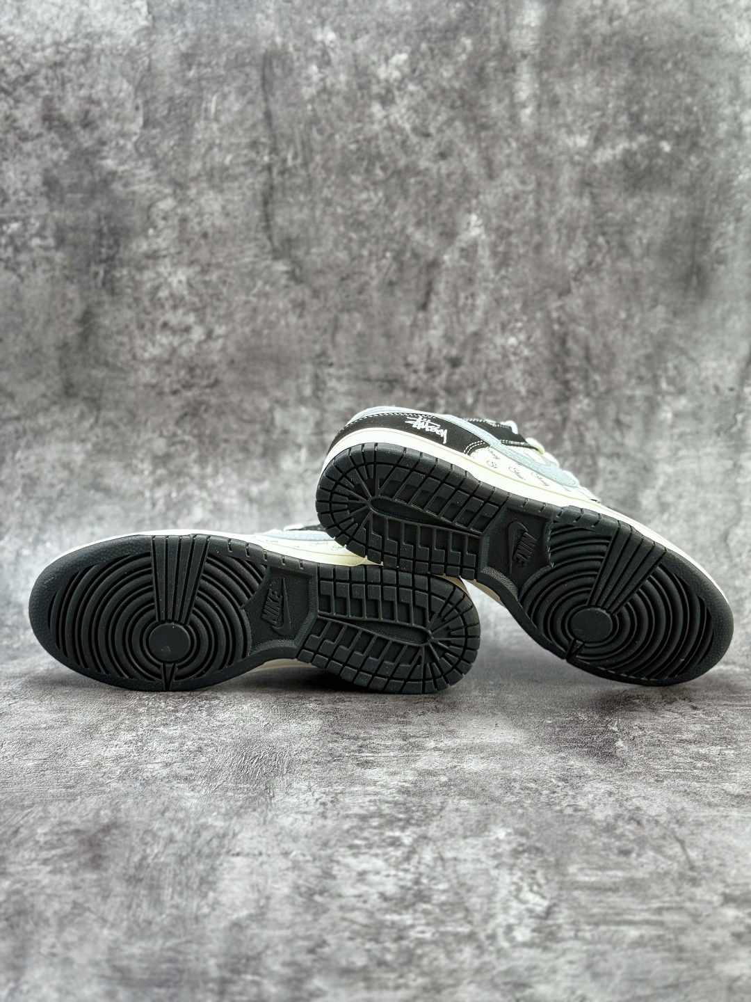 Nike SB Dunk Low x Stussy 黑白小勾 XS6089-635-莆田鞋,莆田鞋货源,高仿鞋,高仿鞋货源,安福档口,莆田高仿鞋,莆田鞋批发,高仿鞋批发,莆田高仿运动鞋,高仿运动鞋,莆田运动鞋 Nike SB Dunk Low x Stussy 黑白小勾 XS6089-635