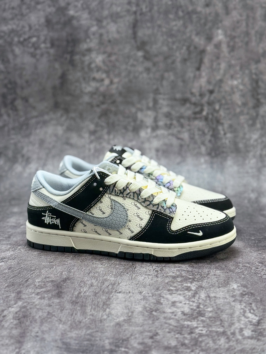 Nike SB Dunk Low x Stussy 黑白小勾 XS6089-635-莆田鞋,莆田鞋货源,高仿鞋,高仿鞋货源,安福档口,莆田高仿鞋,莆田鞋批发,高仿鞋批发,莆田高仿运动鞋,高仿运动鞋,莆田运动鞋 Nike SB Dunk Low x Stussy 黑白小勾 XS6089-635