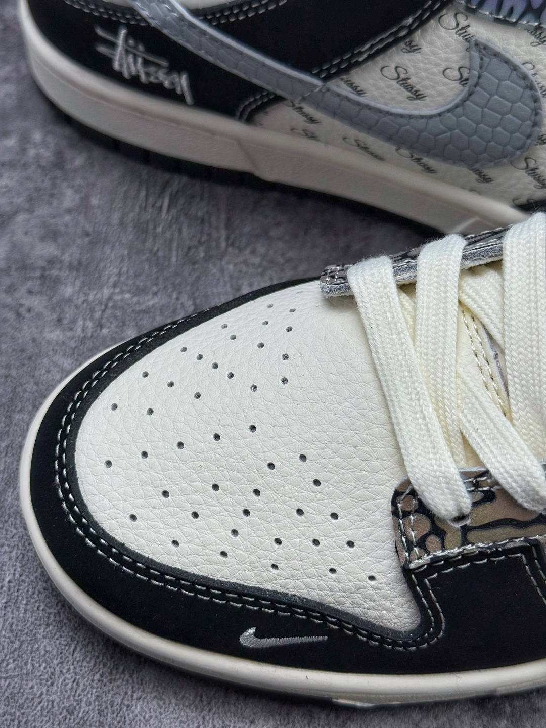 Nike SB Dunk Low x Stussy 黑白小勾 XS6089-635-莆田鞋,莆田鞋货源,高仿鞋,高仿鞋货源,安福档口,莆田高仿鞋,莆田鞋批发,高仿鞋批发,莆田高仿运动鞋,高仿运动鞋,莆田运动鞋 Nike SB Dunk Low x Stussy 黑白小勾 XS6089-635