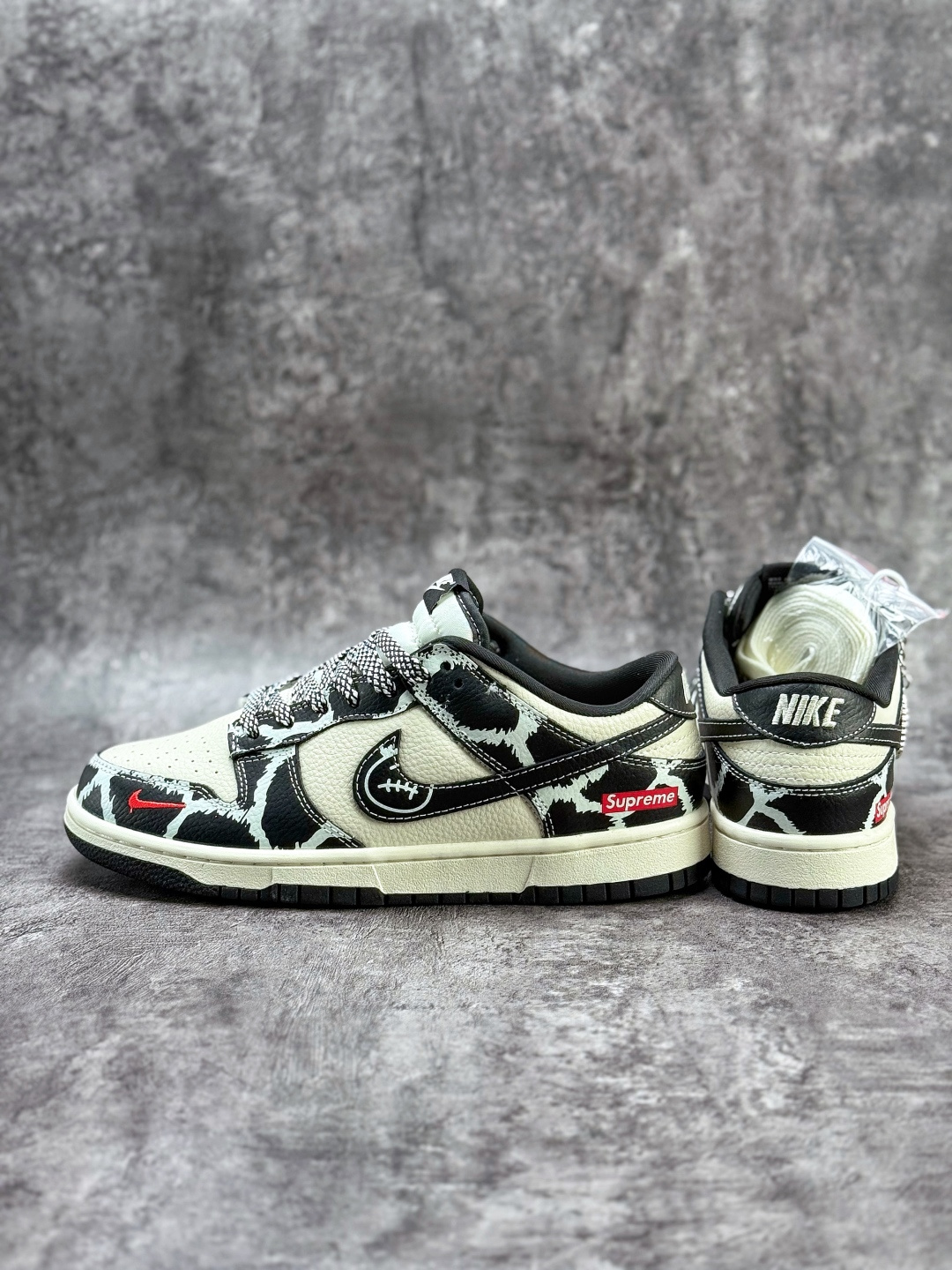 Nike SB Dunk Low x Superme 黑白小勾满天星 SJ8888-005