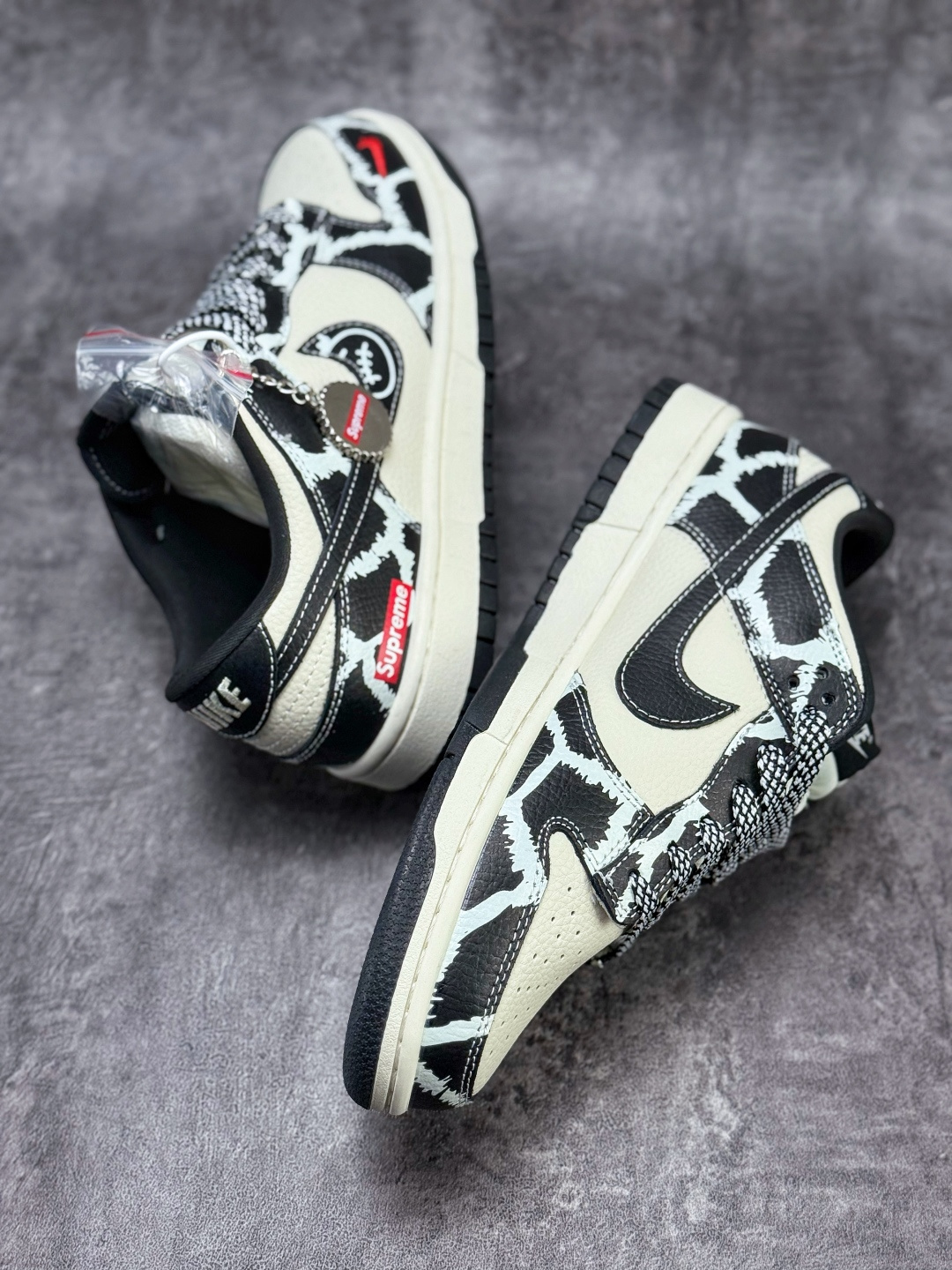 Nike SB Dunk Low x Superme 黑白小勾满天星 SJ8888-005