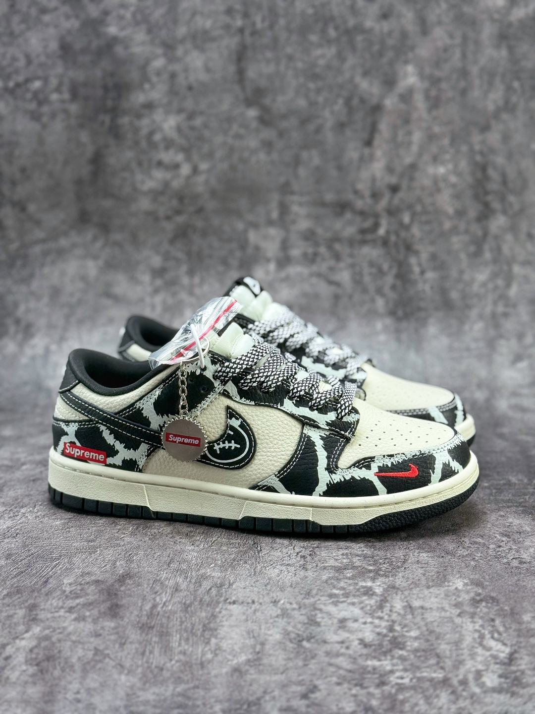 Nike SB Dunk Low x Superme 黑白小勾满天星 SJ8888-005