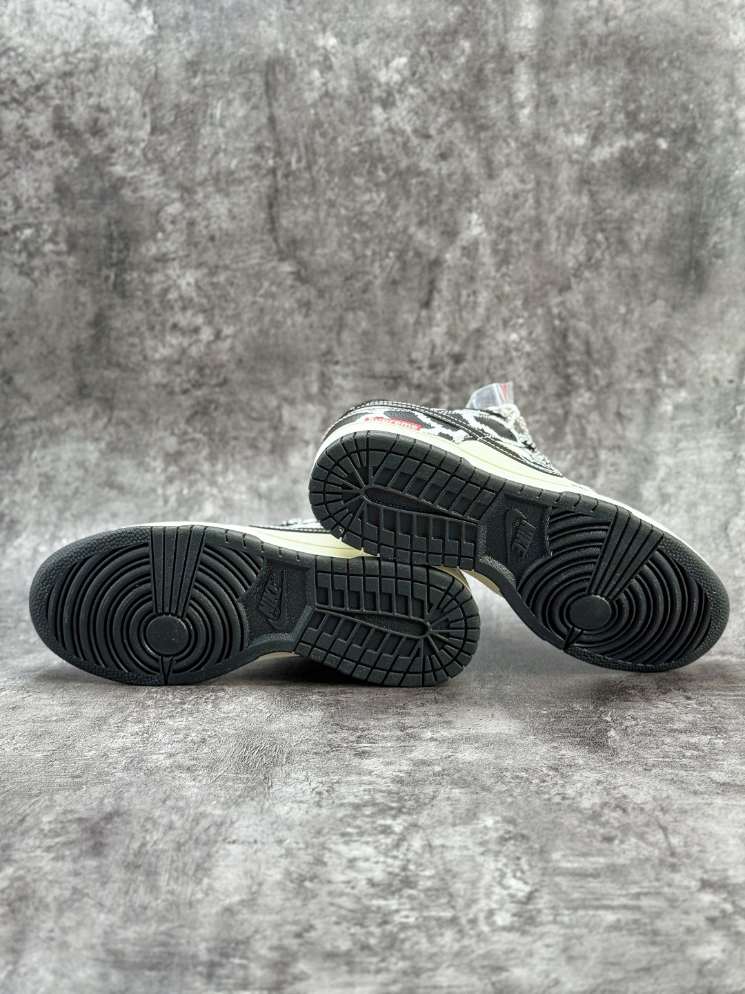 Nike SB Dunk Low x Superme 黑白小勾满天星 SJ8888-005
