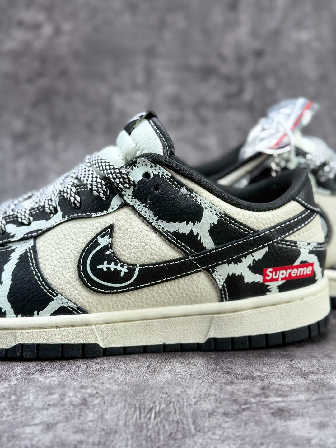 Nike SB Dunk Low x Superme 黑白小勾满天星 SJ8888-005