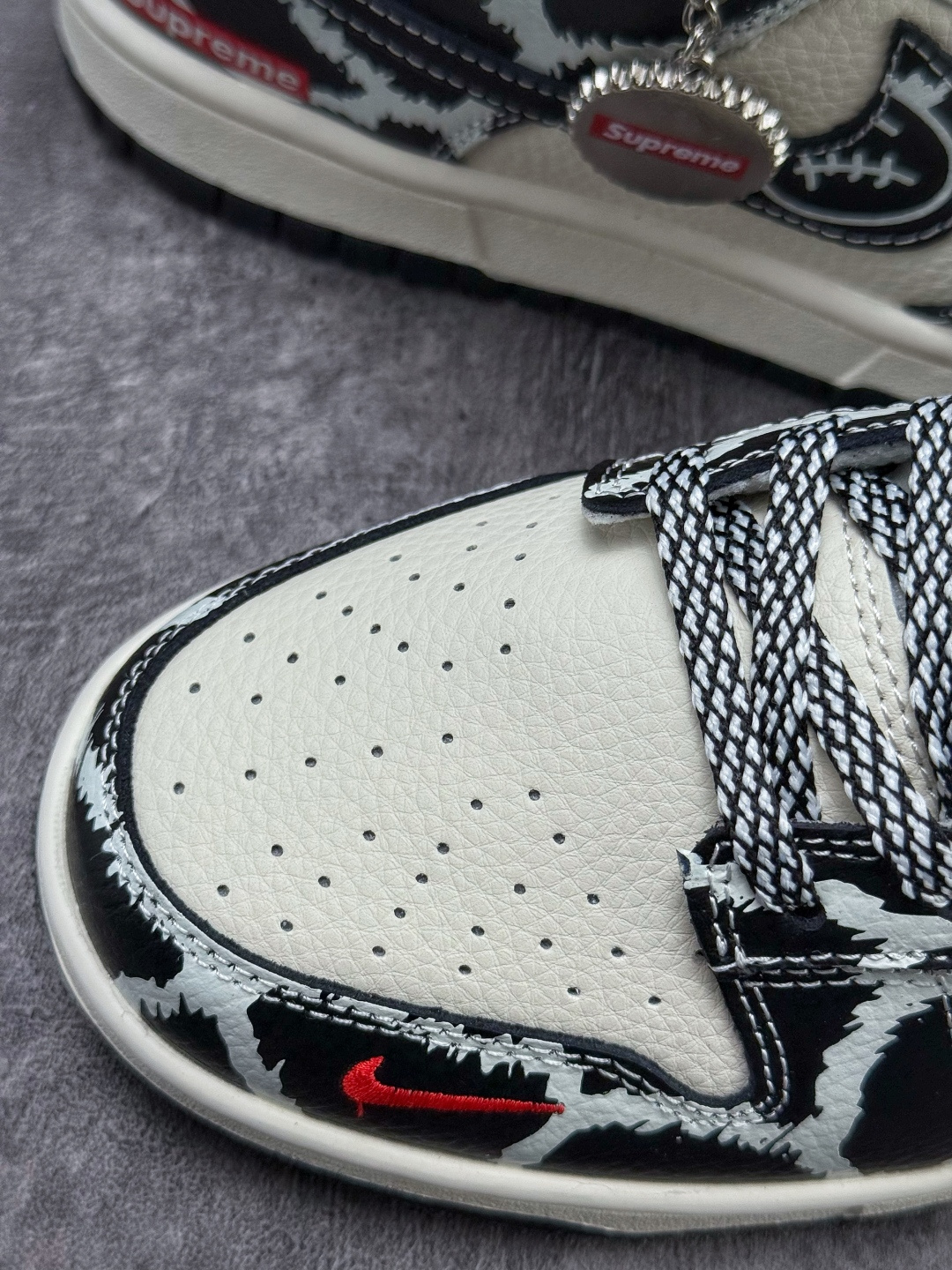 Nike SB Dunk Low x Superme 黑白小勾满天星 SJ8888-005