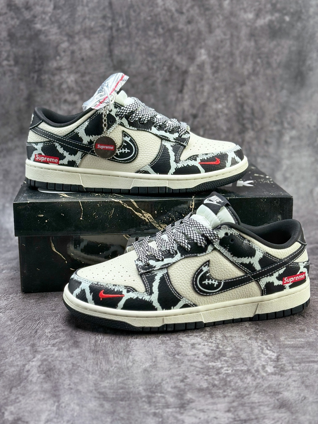 Nike SB Dunk Low x Superme 黑白小勾满天星 SJ8888-005