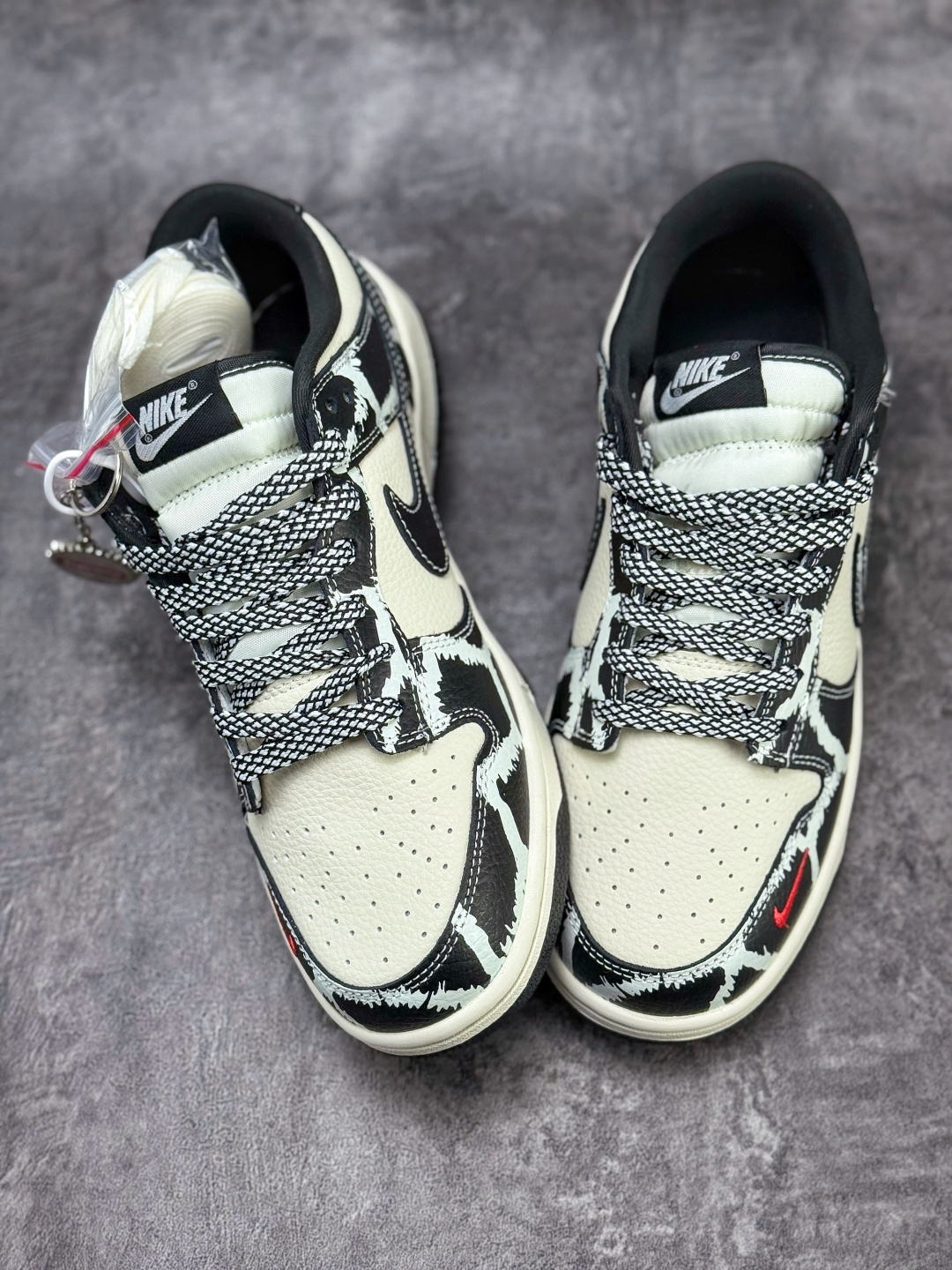 Nike SB Dunk Low x Superme 黑白小勾满天星 SJ8888-005