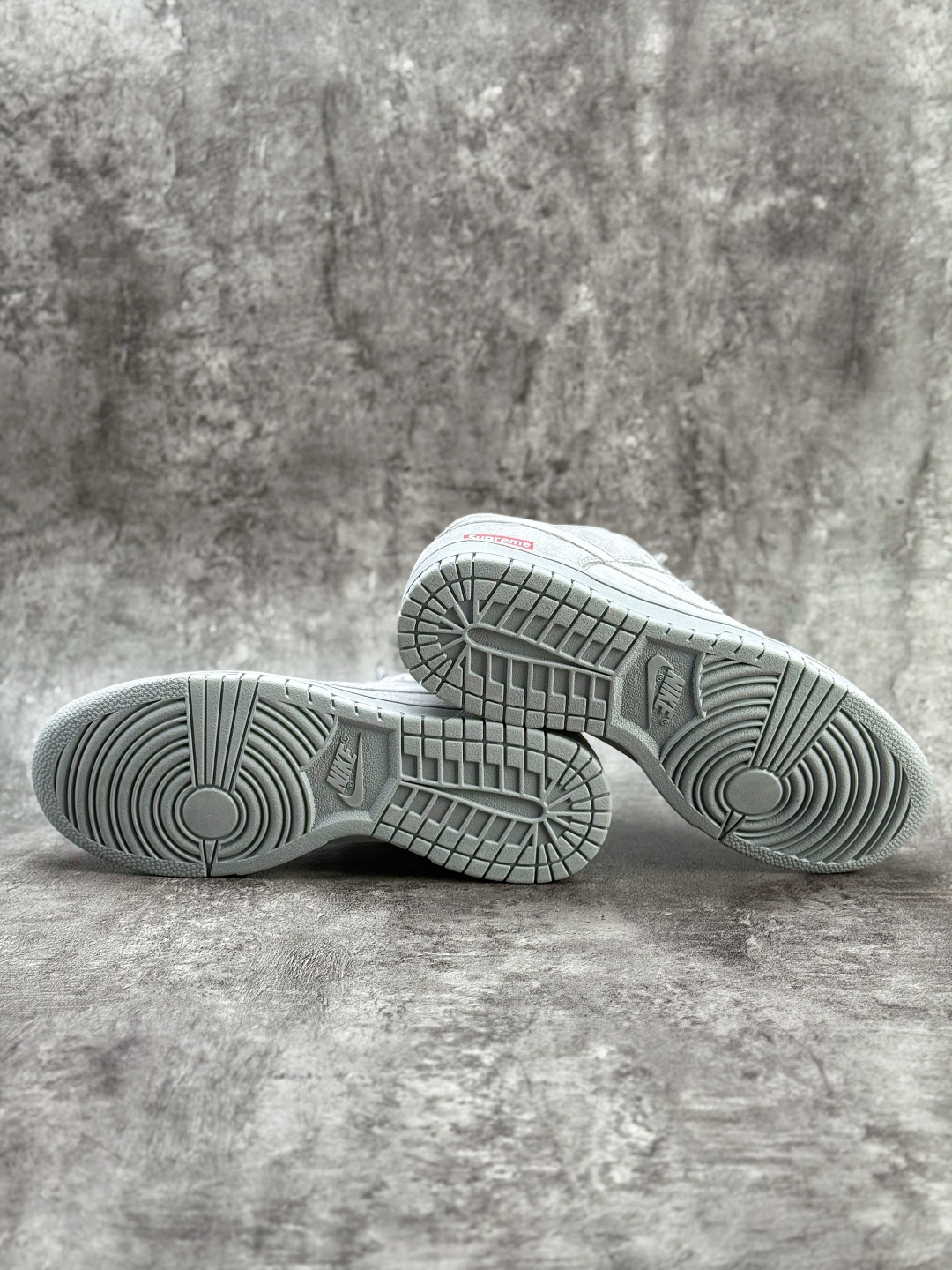 Nike SB Dunk Low x Superme 绒面灰 DD1988-003