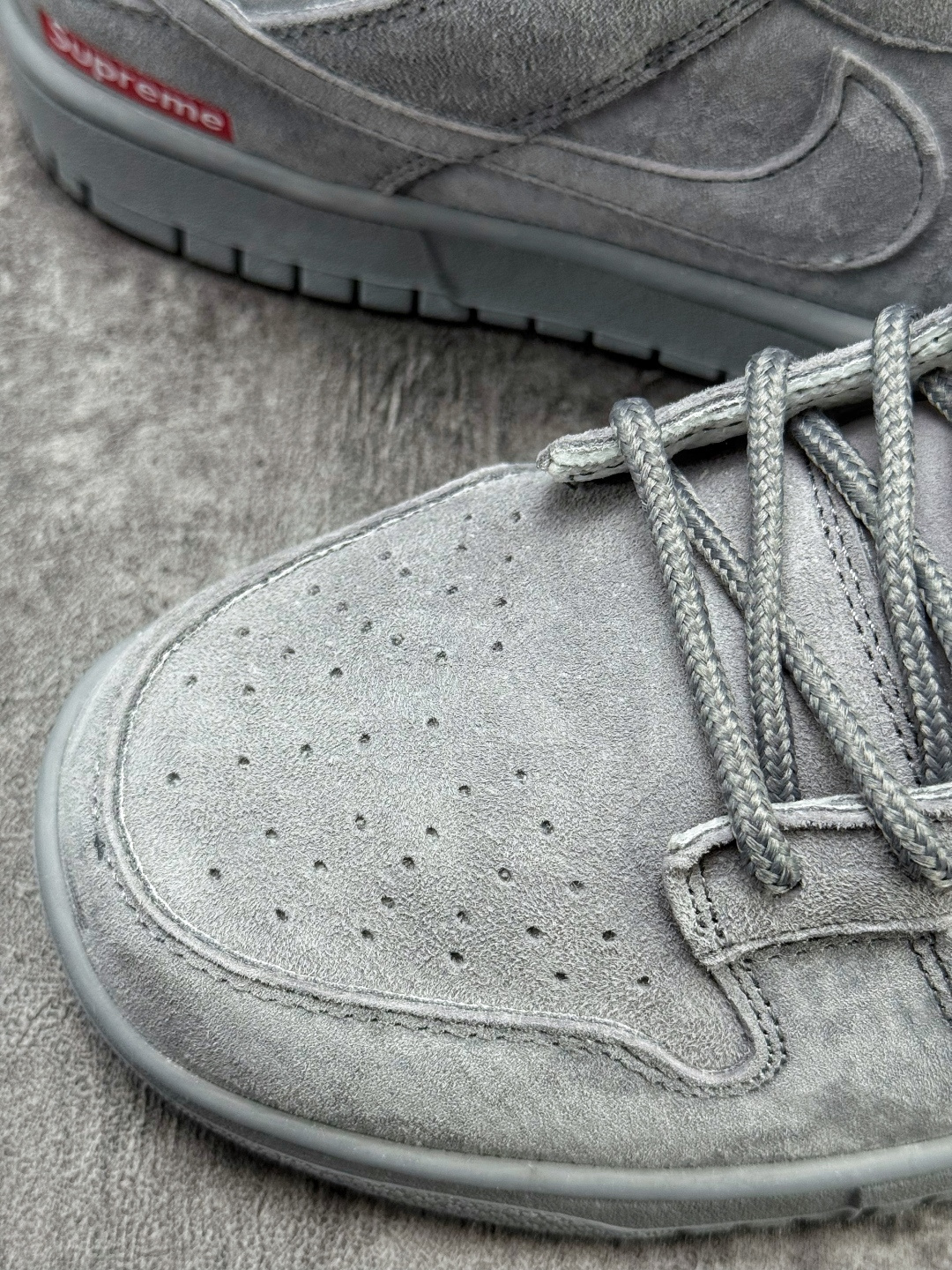 Nike SB Dunk Low x Superme 绒面灰 DD1988-003