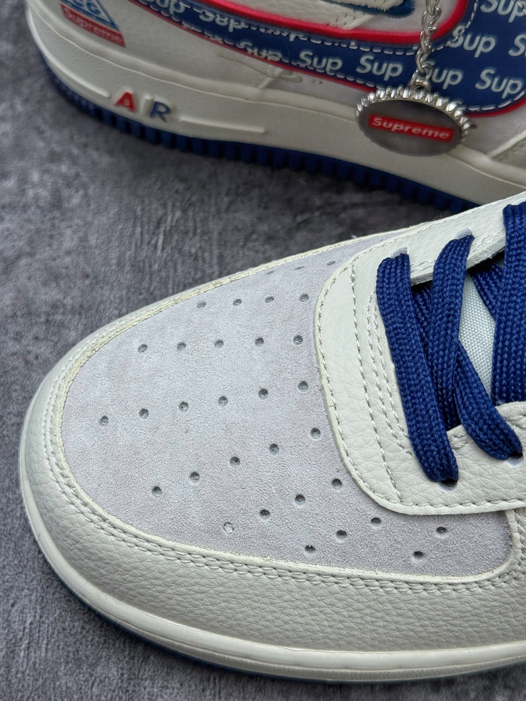 Nike Air Force 1 Low 07 x Superme 白灰蓝三小勾 DD1982-328-莆田鞋,莆田鞋货源,高仿鞋,高仿鞋货源,安福档口,莆田高仿鞋,莆田鞋批发,高仿鞋批发,莆田高仿运动鞋,高仿运动鞋,莆田运动鞋 Nike Air Force 1 Low 07 x Superme 白灰蓝三小勾 DD1982-328