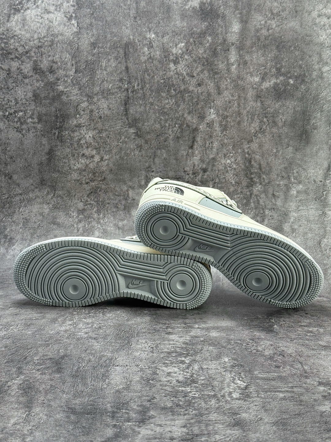 Nike Air Force 1 Low 07 x The North Face 白灰满天星 JP8028-066-莆田鞋,莆田鞋货源,高仿鞋,高仿鞋货源,安福档口,莆田高仿鞋,莆田鞋批发,高仿鞋批发,莆田高仿运动鞋,高仿运动鞋,莆田运动鞋 Nike Air Force 1 Low 07 x The North Face 白灰满天星 JP8028-066