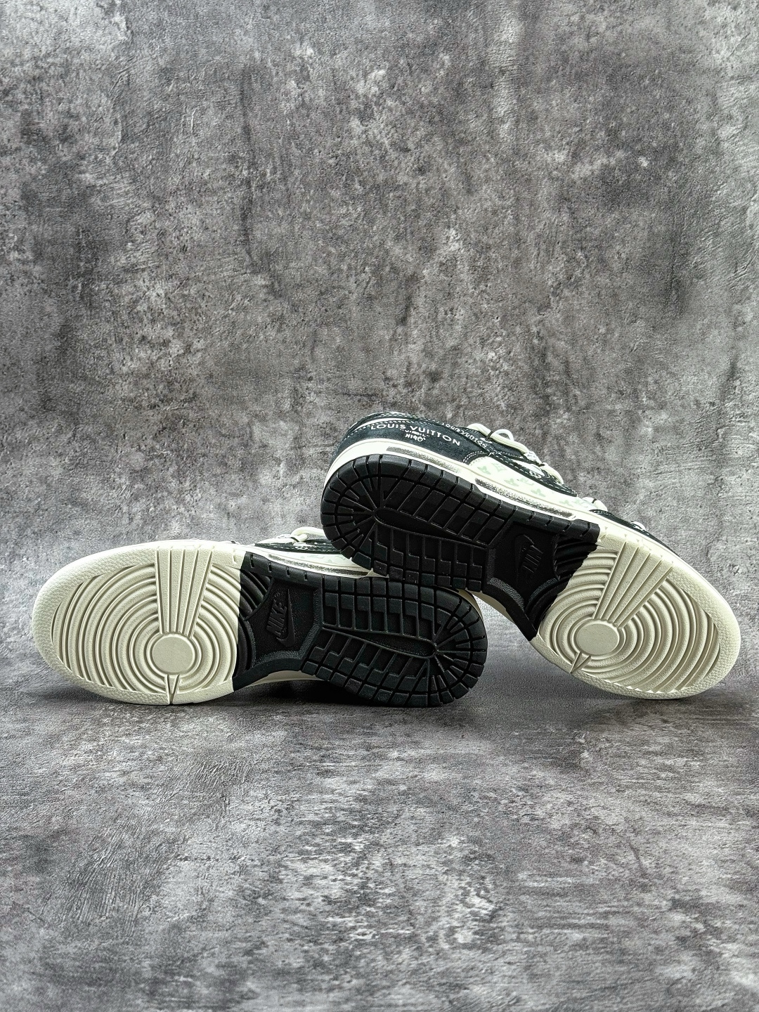 Nike SB Dunk Low x Louis Vuitton 黑白满天星 CX5050-Y32-莆田鞋,莆田鞋货源,高仿鞋,高仿鞋货源,安福档口,莆田高仿鞋,莆田鞋批发,高仿鞋批发,莆田高仿运动鞋,高仿运动鞋,莆田运动鞋 Nike SB Dunk Low x Louis Vuitton 黑白满天星 CX5050-Y32