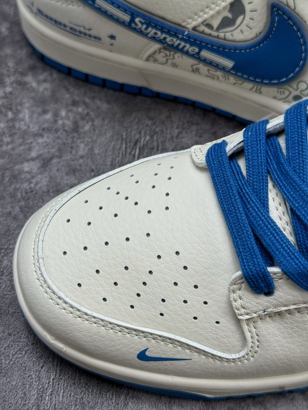 Nike SB Dunk Low x Supreme 白蓝小勾 XD1588-237
