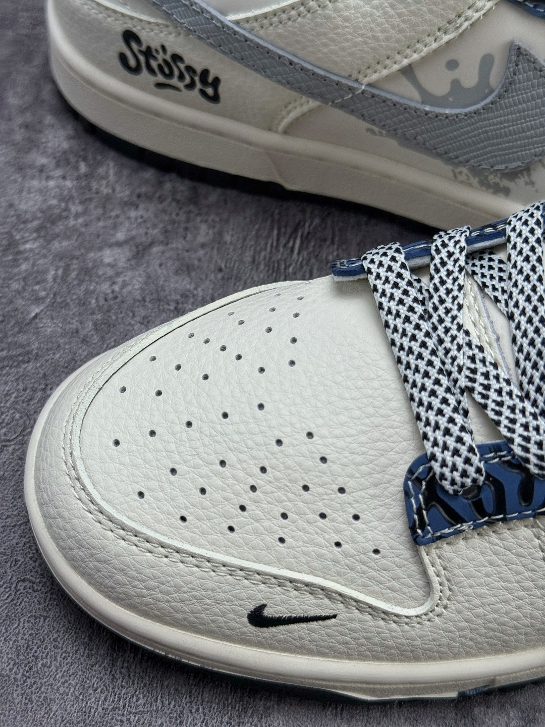 Nike SB Dunk Low x Stussy 白灰小勾满天星 XS6089-632-莆田鞋,莆田鞋货源,高仿鞋,高仿鞋货源,安福档口,莆田高仿鞋,莆田鞋批发,高仿鞋批发,莆田高仿运动鞋,高仿运动鞋,莆田运动鞋 Nike SB Dunk Low x Stussy 白灰小勾满天星 XS6089-632