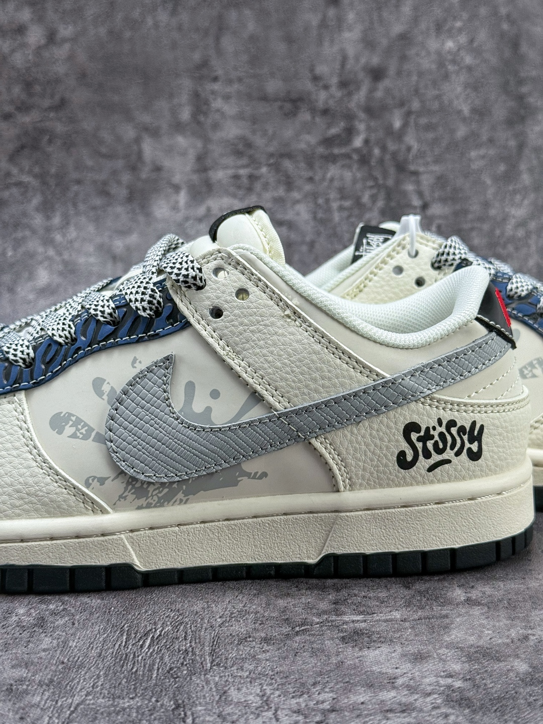Nike SB Dunk Low x Stussy 白灰小勾满天星 XS6089-632-莆田鞋,莆田鞋货源,高仿鞋,高仿鞋货源,安福档口,莆田高仿鞋,莆田鞋批发,高仿鞋批发,莆田高仿运动鞋,高仿运动鞋,莆田运动鞋 Nike SB Dunk Low x Stussy 白灰小勾满天星 XS6089-632