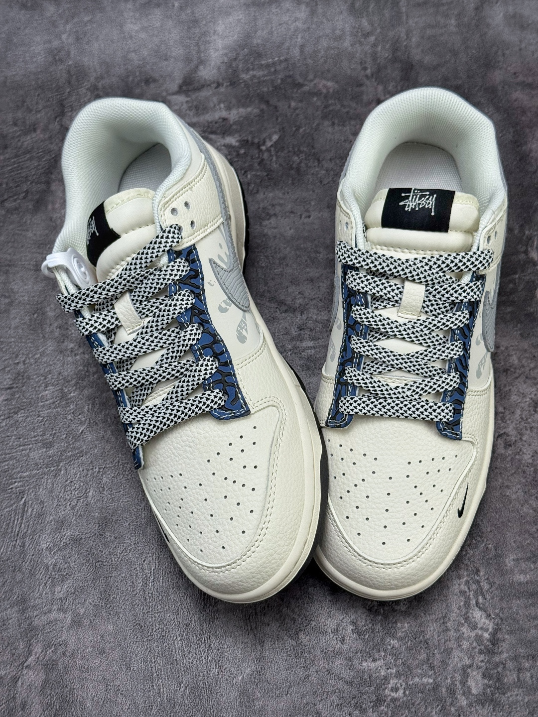 Nike SB Dunk Low x Stussy 白灰小勾满天星 XS6089-632-莆田鞋,莆田鞋货源,高仿鞋,高仿鞋货源,安福档口,莆田高仿鞋,莆田鞋批发,高仿鞋批发,莆田高仿运动鞋,高仿运动鞋,莆田运动鞋 Nike SB Dunk Low x Stussy 白灰小勾满天星 XS6089-632
