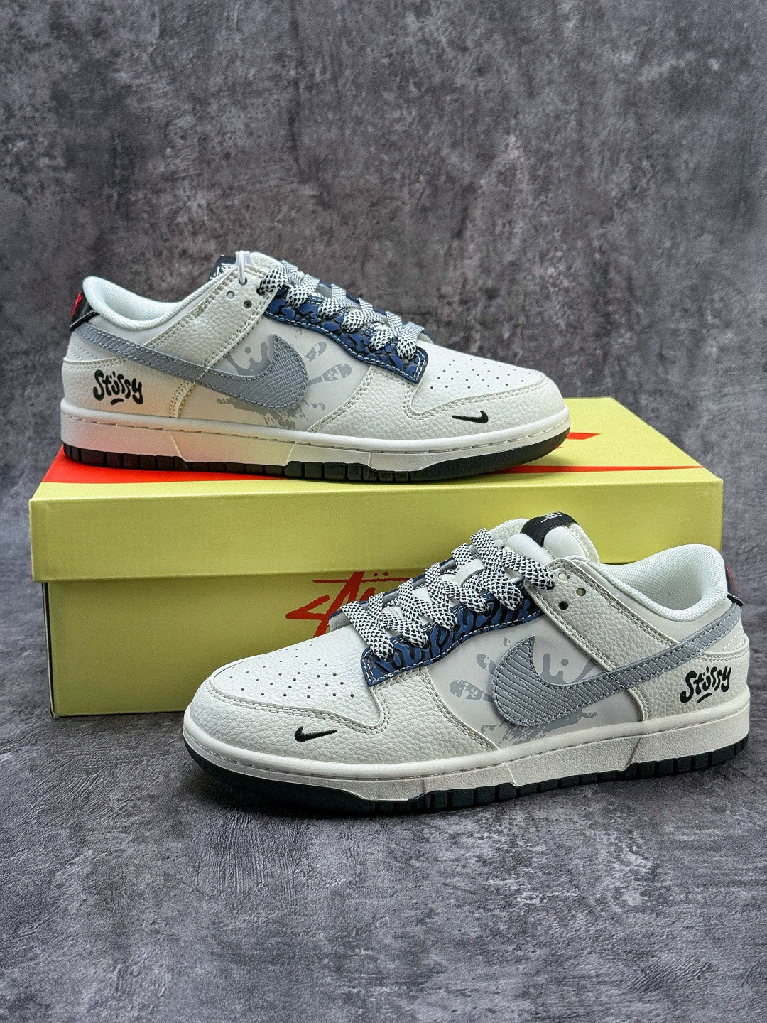 Nike SB Dunk Low x Stussy 白灰小勾满天星 XS6089-632-莆田鞋,莆田鞋货源,高仿鞋,高仿鞋货源,安福档口,莆田高仿鞋,莆田鞋批发,高仿鞋批发,莆田高仿运动鞋,高仿运动鞋,莆田运动鞋 Nike SB Dunk Low x Stussy 白灰小勾满天星 XS6089-632