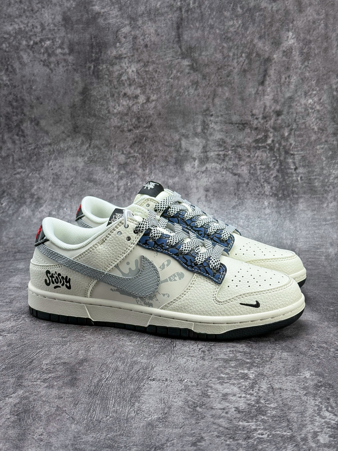 Nike SB Dunk Low x Stussy 白灰小勾满天星 XS6089-632-莆田鞋,莆田鞋货源,高仿鞋,高仿鞋货源,安福档口,莆田高仿鞋,莆田鞋批发,高仿鞋批发,莆田高仿运动鞋,高仿运动鞋,莆田运动鞋 Nike SB Dunk Low x Stussy 白灰小勾满天星 XS6089-632