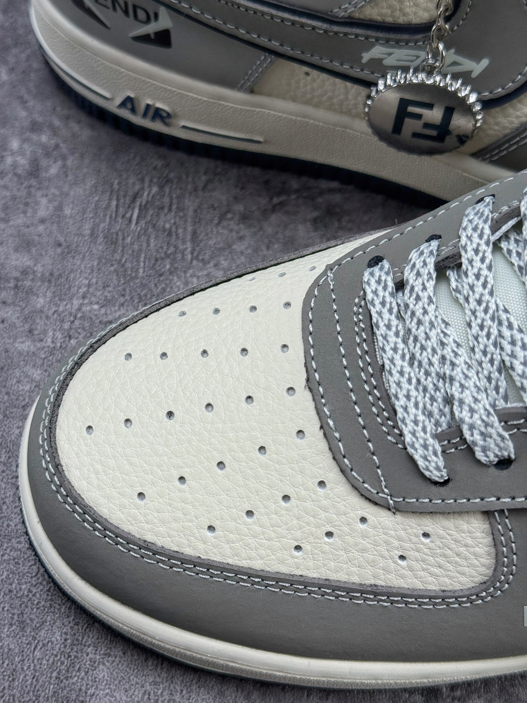 Nike Air Force 1 Low 07 x Fendi 灰白满天星 DF0188-110-莆田鞋,莆田鞋货源,高仿鞋,高仿鞋货源,安福档口,莆田高仿鞋,莆田鞋批发,高仿鞋批发,莆田高仿运动鞋,高仿运动鞋,莆田运动鞋 Nike Air Force 1 Low 07 x Fendi 灰白满天星 DF0188-110