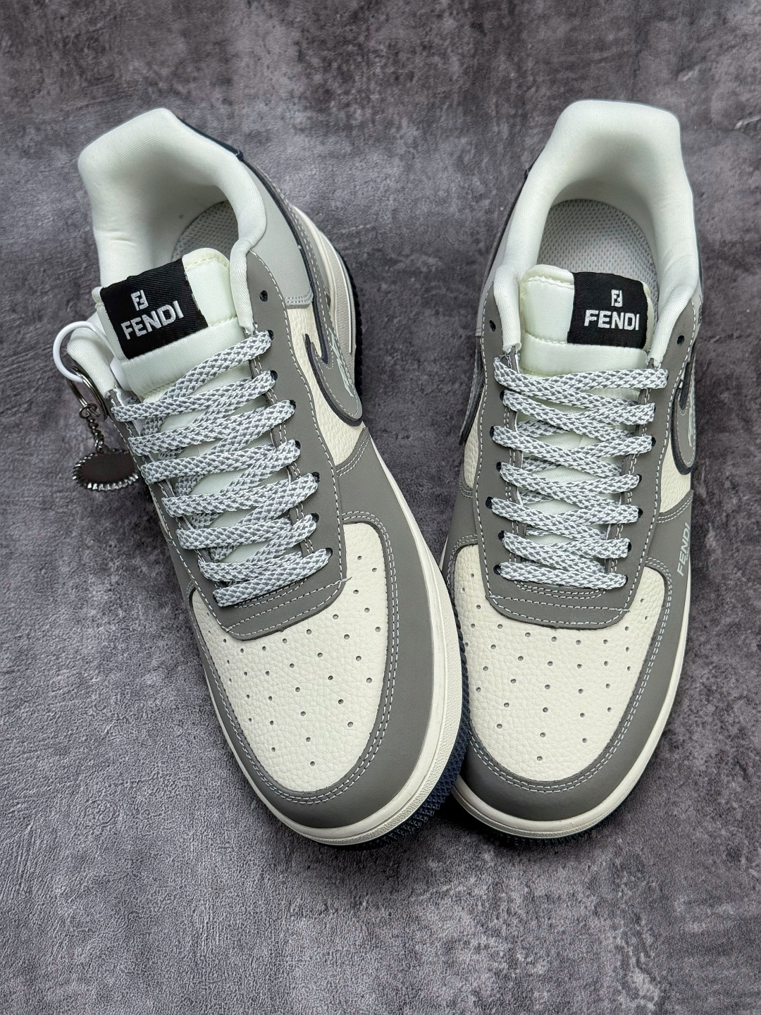 Nike Air Force 1 Low 07 x Fendi 灰白满天星 DF0188-110-莆田鞋,莆田鞋货源,高仿鞋,高仿鞋货源,安福档口,莆田高仿鞋,莆田鞋批发,高仿鞋批发,莆田高仿运动鞋,高仿运动鞋,莆田运动鞋 Nike Air Force 1 Low 07 x Fendi 灰白满天星 DF0188-110