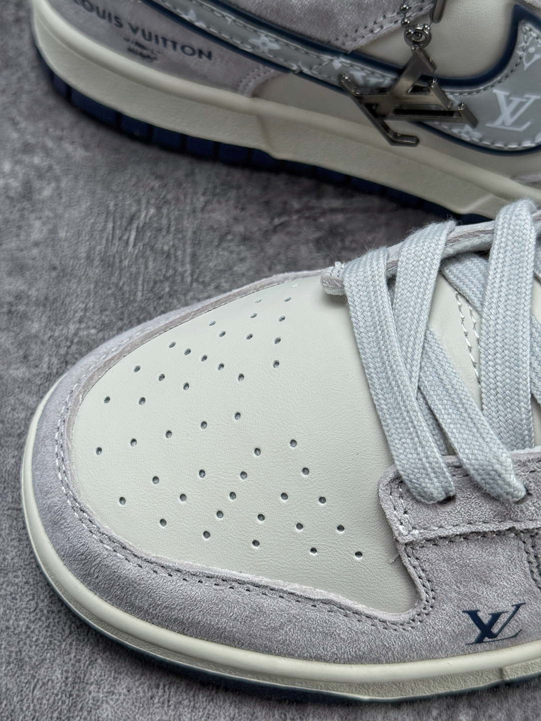 Nike SB Dunk Low x Louis Vuitton 灰白 DN3168-005