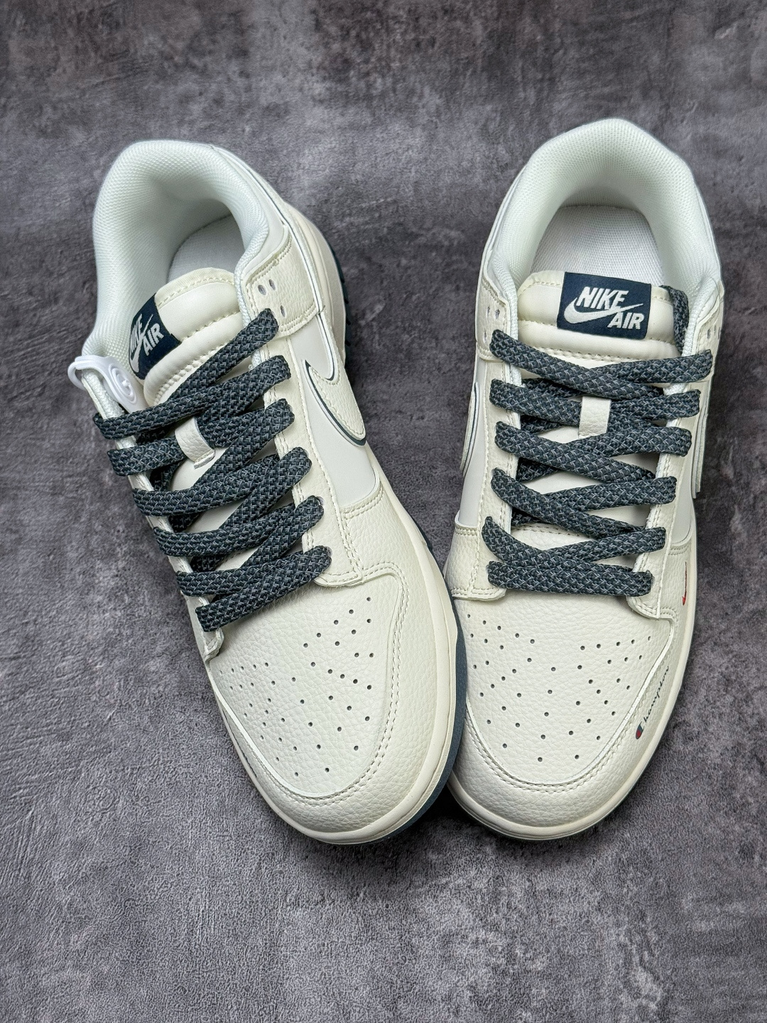 Nike SB Dunk Low x Champion 米白小勾满天星 JP1628-026-莆田鞋,莆田鞋货源,高仿鞋,高仿鞋货源,安福档口,莆田高仿鞋,莆田鞋批发,高仿鞋批发,莆田高仿运动鞋,高仿运动鞋,莆田运动鞋 Nike SB Dunk Low x Champion 米白小勾满天星 JP1628-026