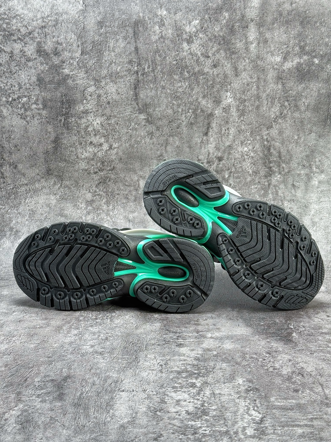 Adidas PW ADISTAR JELLYFISH 阿迪复古舒适防滑减震运动鞋 JP9276