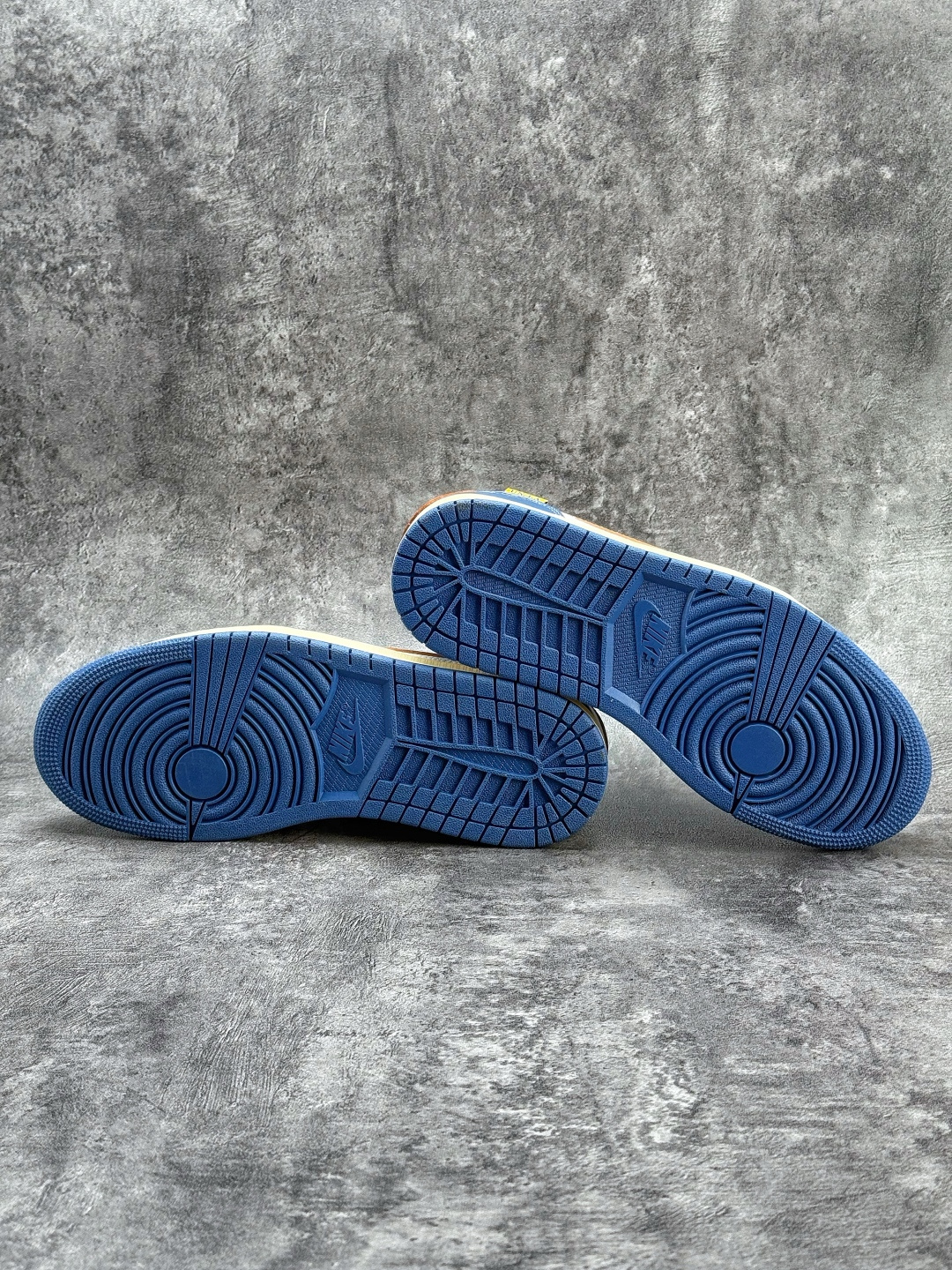 Air Jordan 1 Low 独家提拉式后跟 HQ6998-146