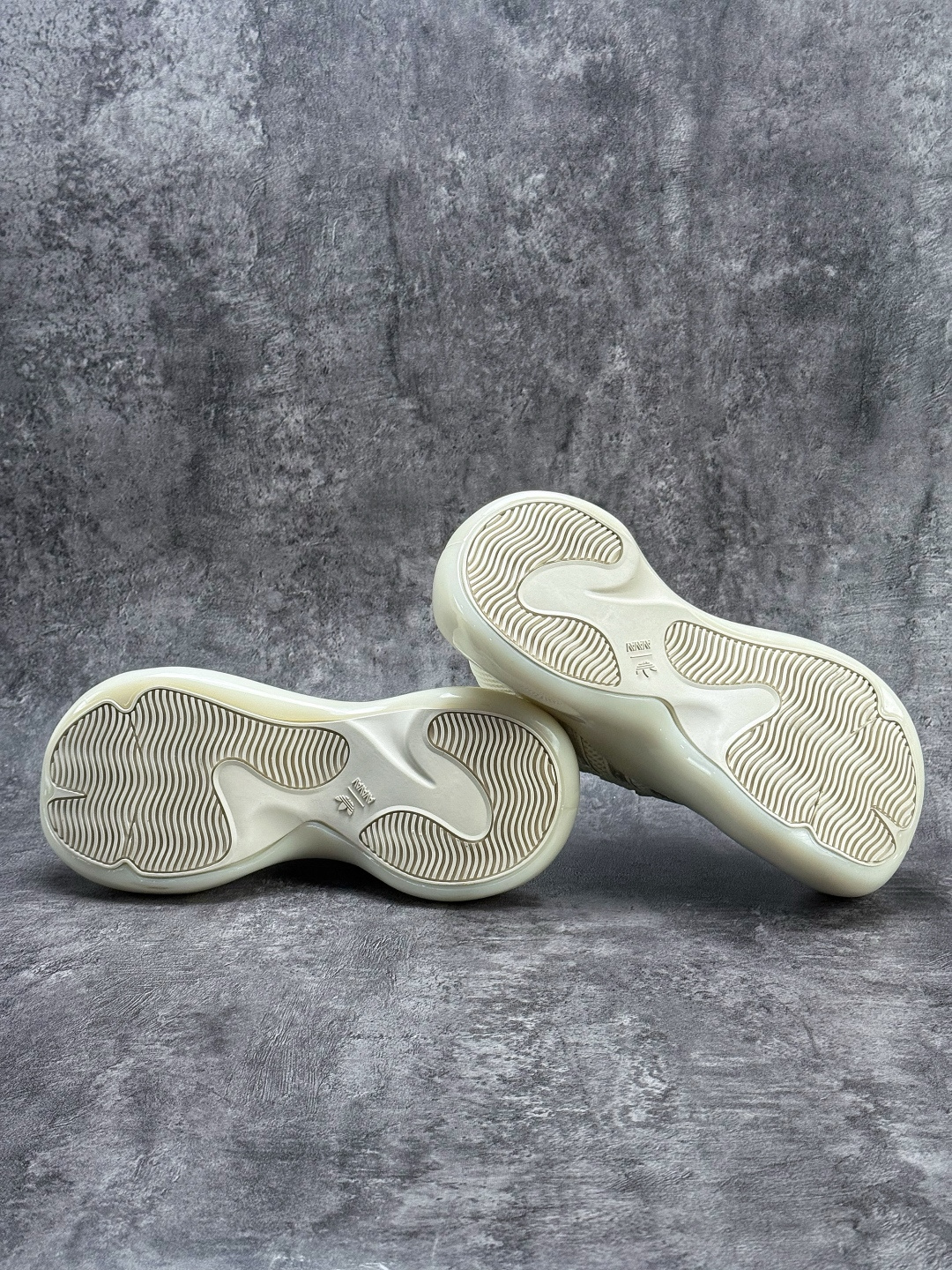 Adidas Originals MOONRUBBER Avavav 联名款舒适百搭低帮休闲生活鞋 JI1495