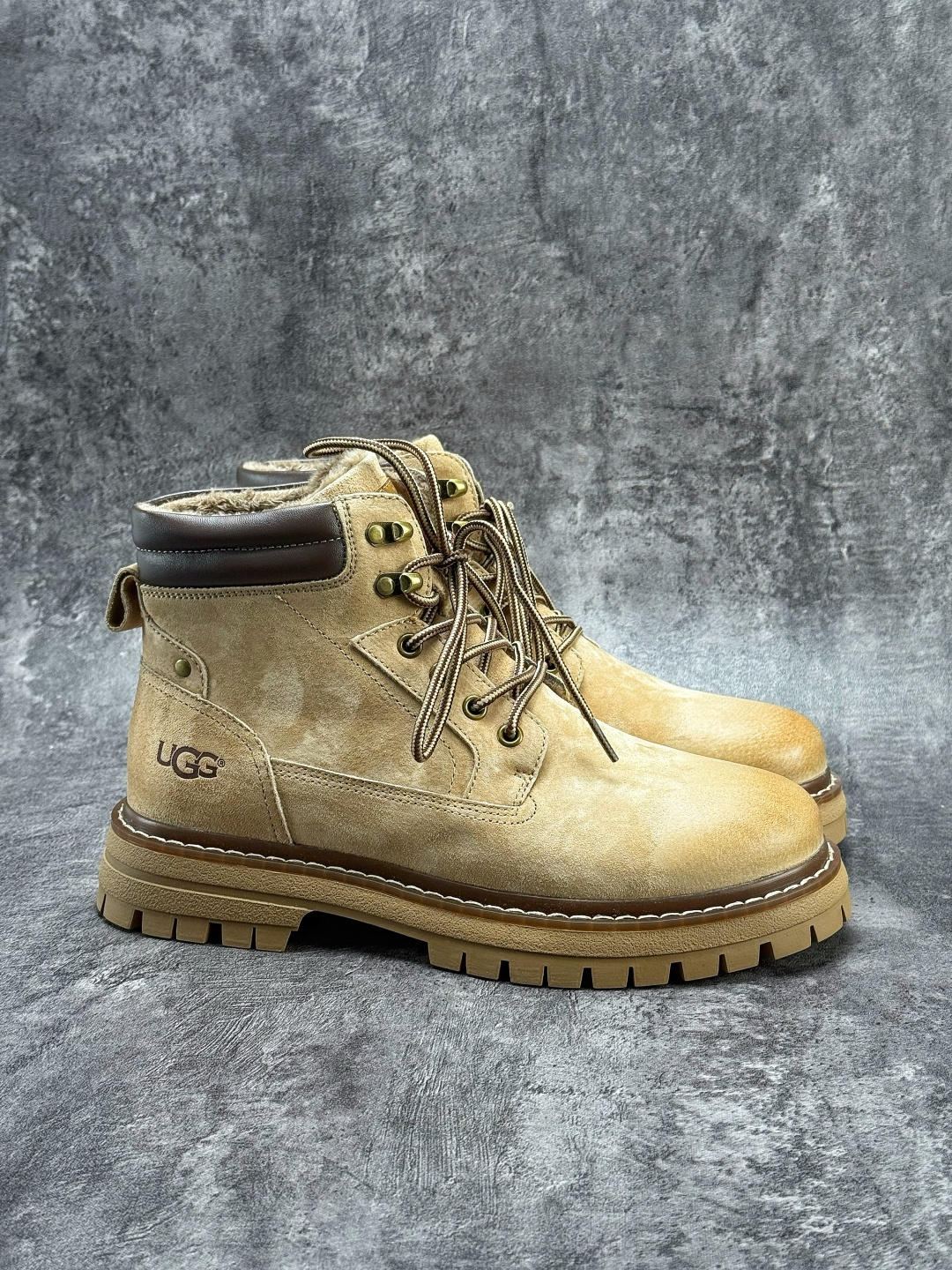 290 美国轻奢品牌UGG Martin boots 系列中帮男士系带百搭工装机车休闲马丁鞋“栗色 灰色 S/U5856MD-Chinese UA Cheap High Quatity Brand Clothes Bags handbags Sneakers wholesale wholesaler seller from China Factory suppliers Fashion Clothing Shoes best Quality Beautiful Price 290 美国轻奢品牌UGG Martin boots 系列中帮男士系带百搭工装机车休闲马丁鞋“栗色 灰色 S/U5856MD