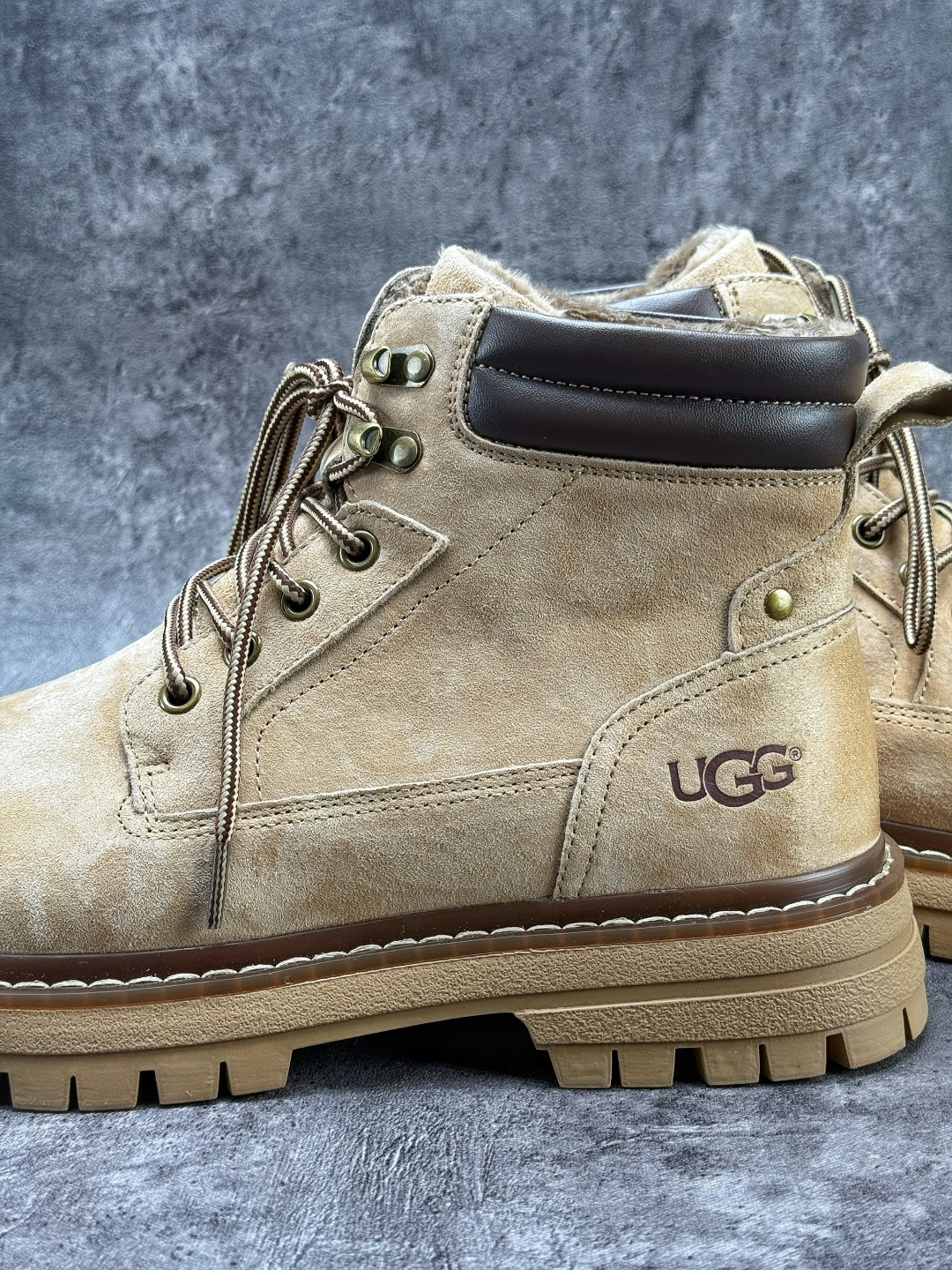 290 美国轻奢品牌UGG Martin boots 系列中帮男士系带百搭工装机车休闲马丁鞋“栗色 灰色 S/U5856MD-Chinese UA Cheap High Quatity Brand Clothes Bags handbags Sneakers wholesale wholesaler seller from China Factory suppliers Fashion Clothing Shoes best Quality Beautiful Price 290 美国轻奢品牌UGG Martin boots 系列中帮男士系带百搭工装机车休闲马丁鞋“栗色 灰色 S/U5856MD
