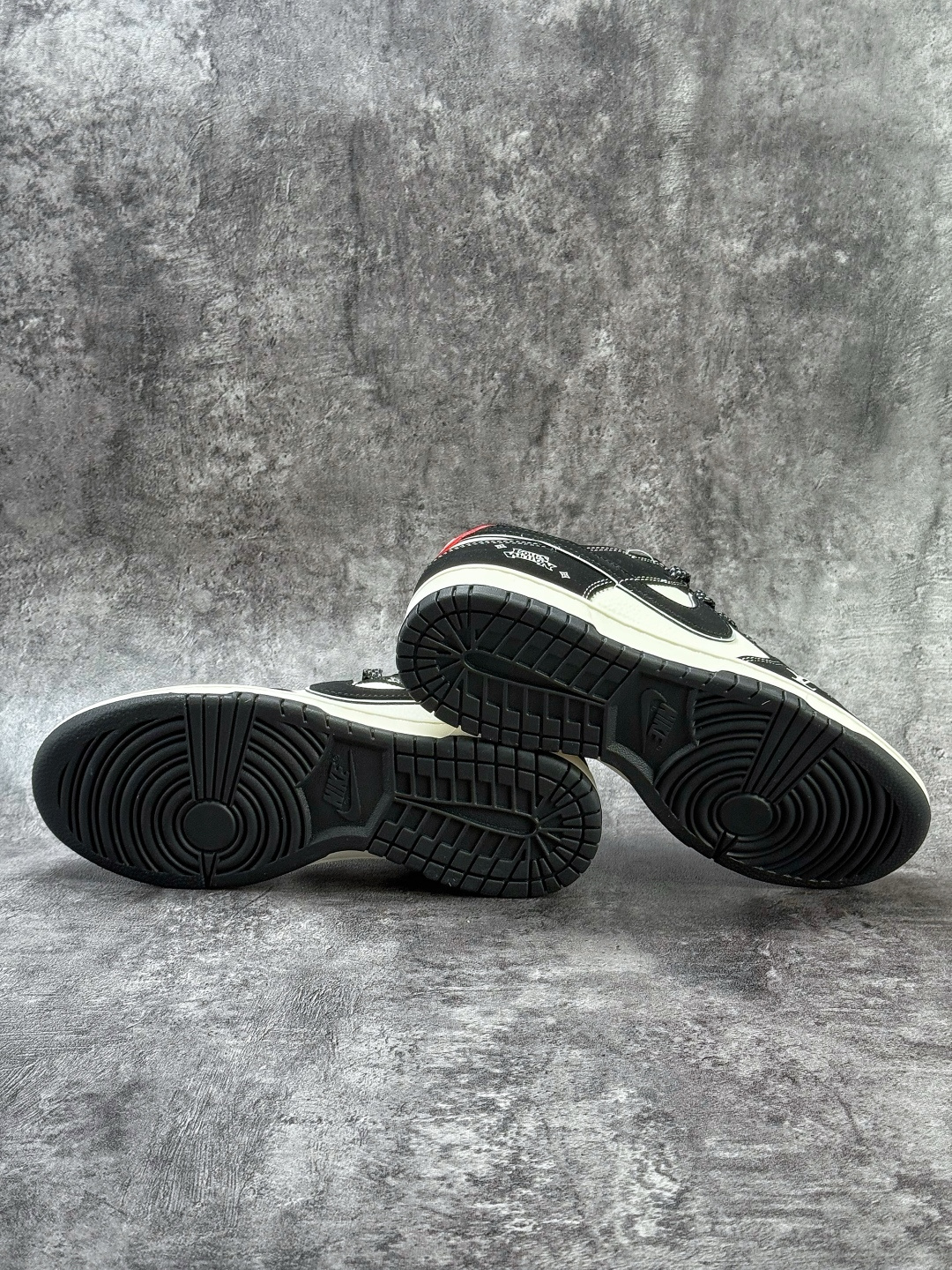 Nike SB Dunk Low x Louis Vuitton 黑白满天星 QW5836-031