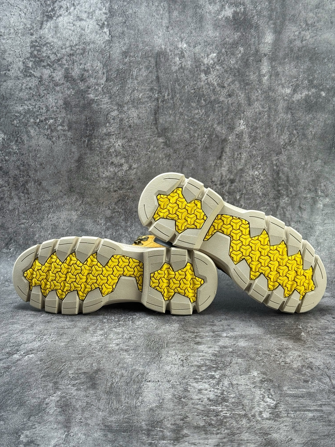 220 UGG 2025秋冬 新品 男士中帮 休闲马丁靴系列/小麦色 MENY5868D